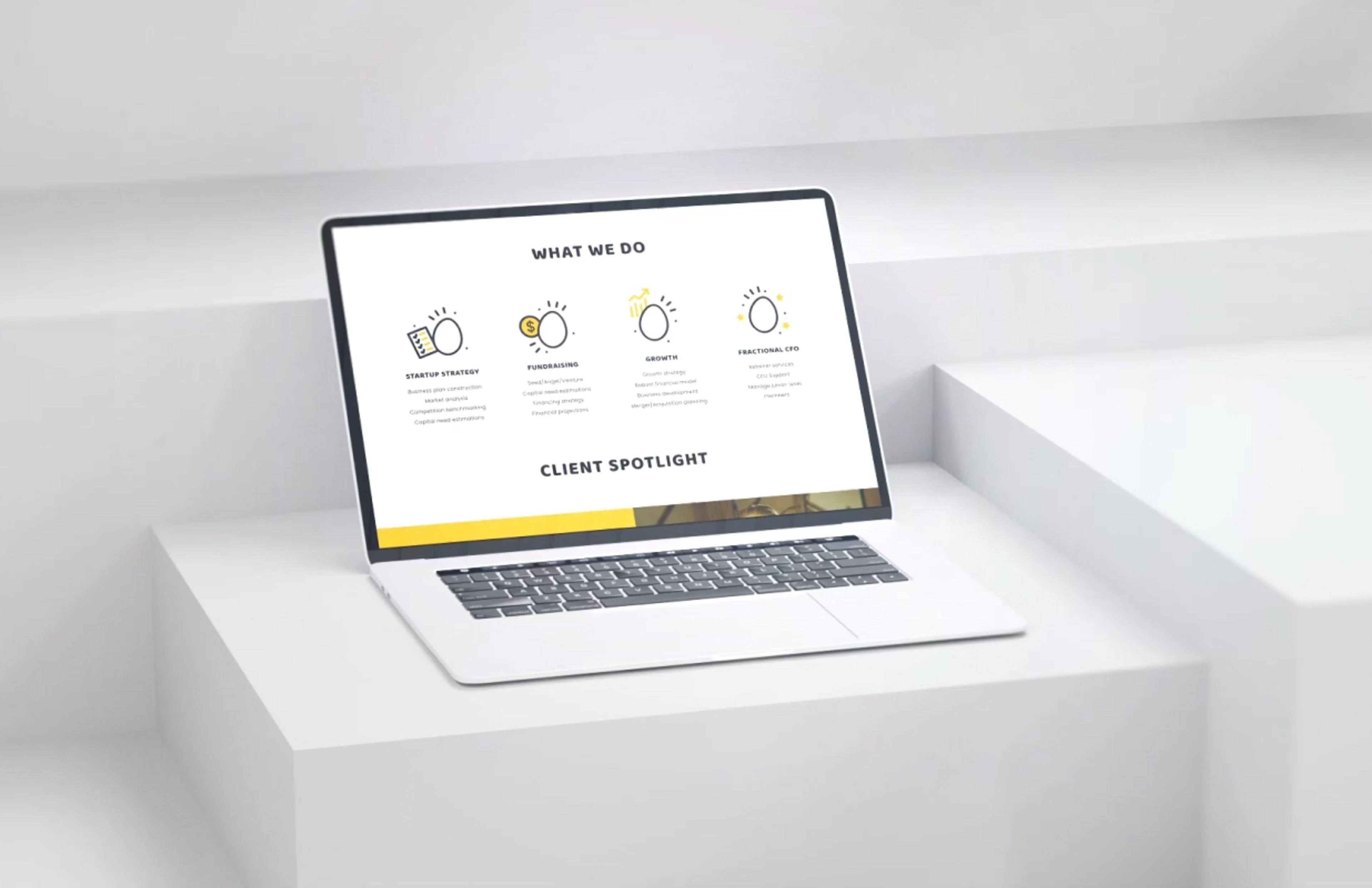 Laptop mit "What We Do"-Seite von West Egg Consulting – Ein Laptop auf weißen Stufen zeigt die "What We Do"-Seite von West Egg Consulting mit vier illustrierten Ei-Icons, die verschiedene Geschäftsstrategien darstellen.