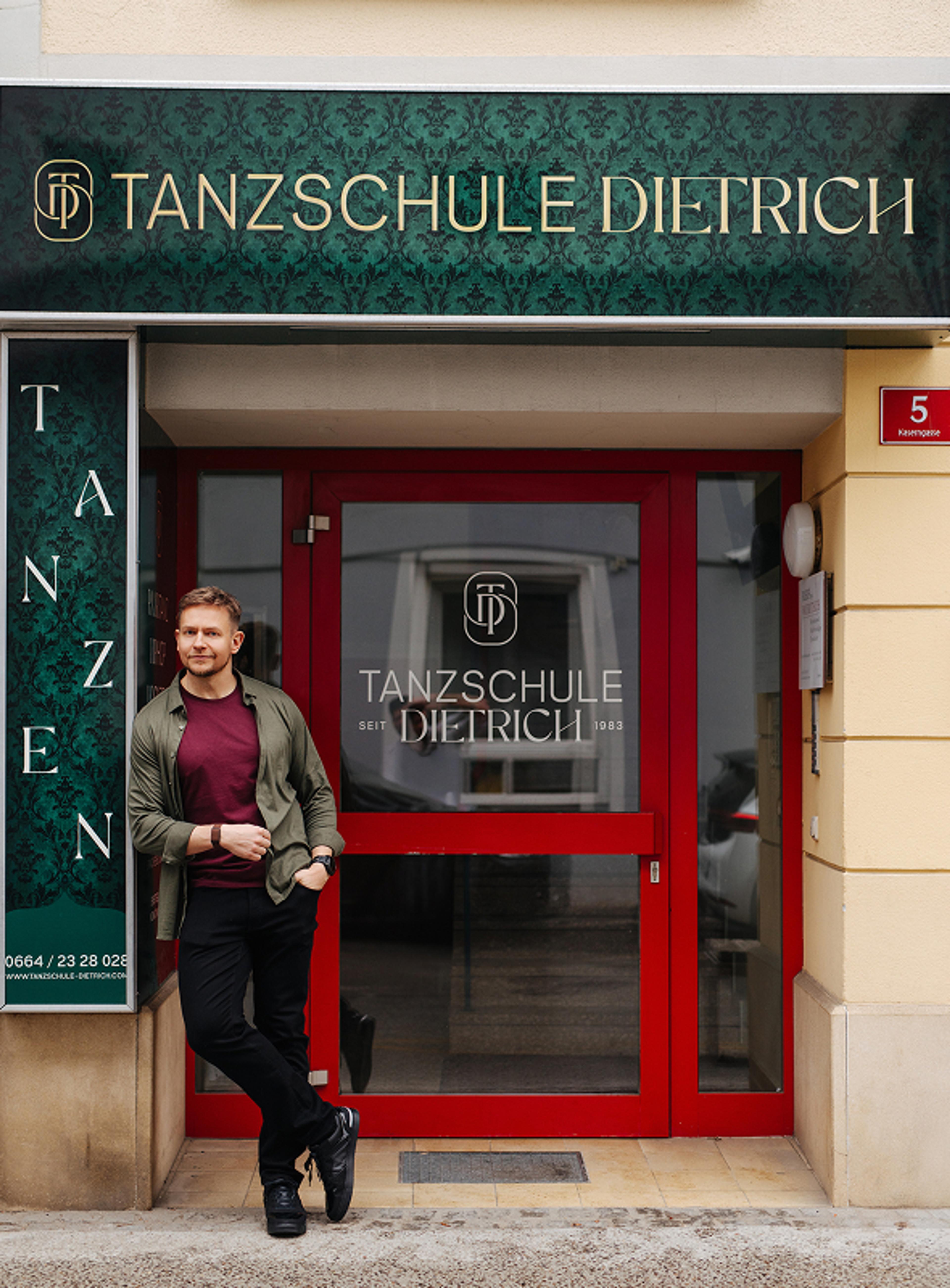 Jörg vor Tanzschule Dietrich
