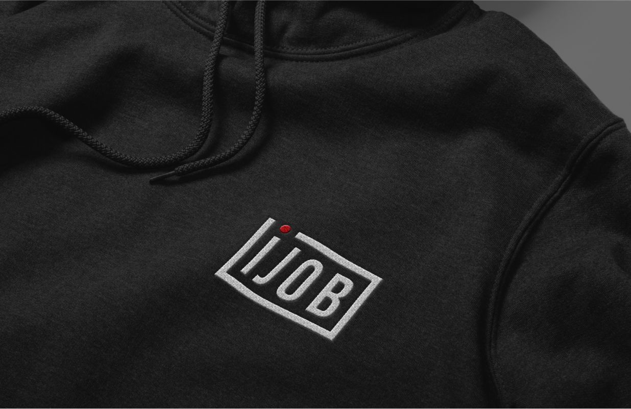 Schwarzer Hoodie mit gesticktem Ijob-Logo – Ein hochwertiger schwarzer Hoodie mit gesticktem Ijob-Logo auf der Brust. Das Design kombiniert Weiß mit dem markanten roten Punkt für eine minimalistische, moderne Optik.