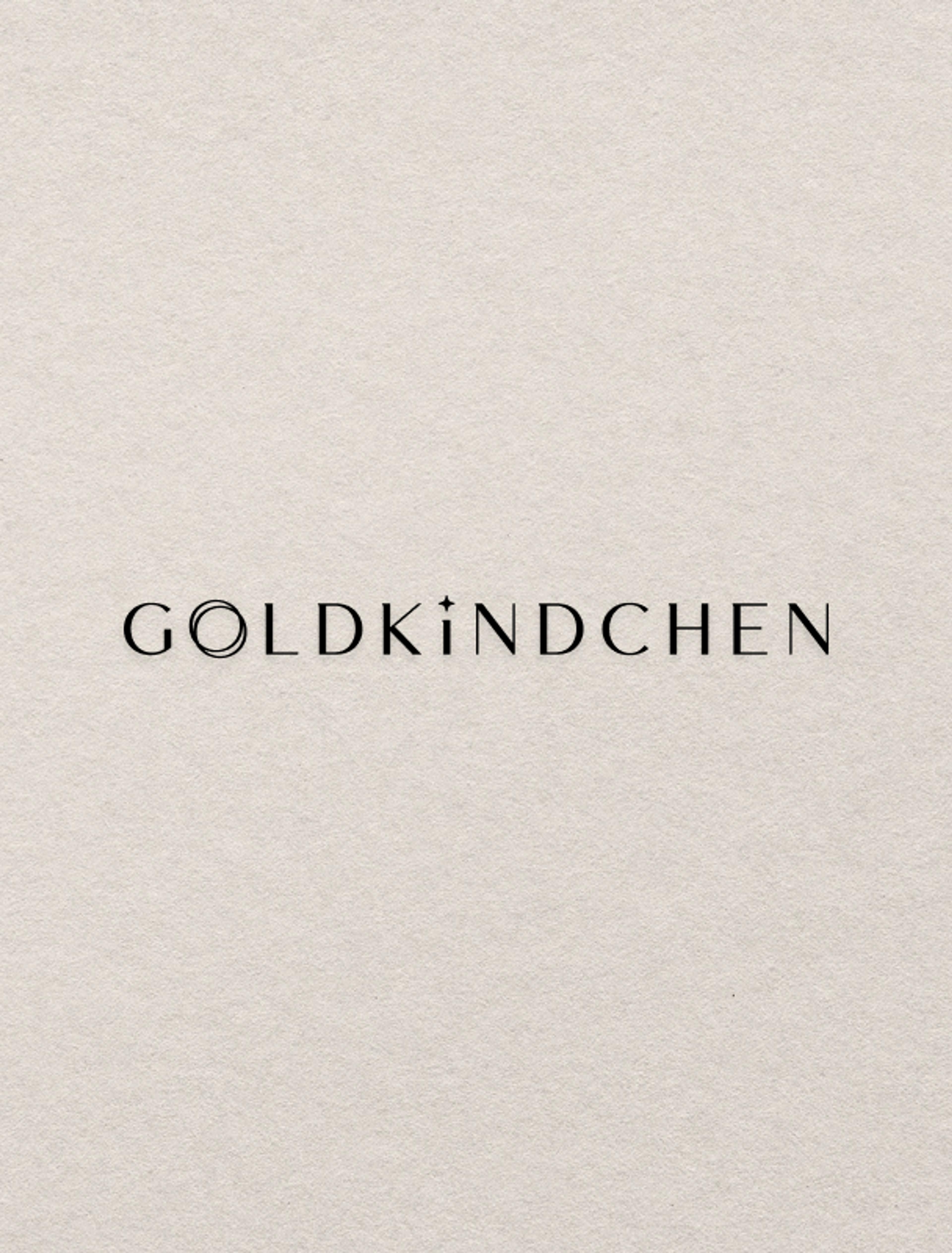 Minimalismus trifft Markenidentität: Das neue Goldkindchen Logo kombiniert moderne Typografie mit grafischen Akzenten – eine perfekte Balance zwischen Eleganz und Klarheit.