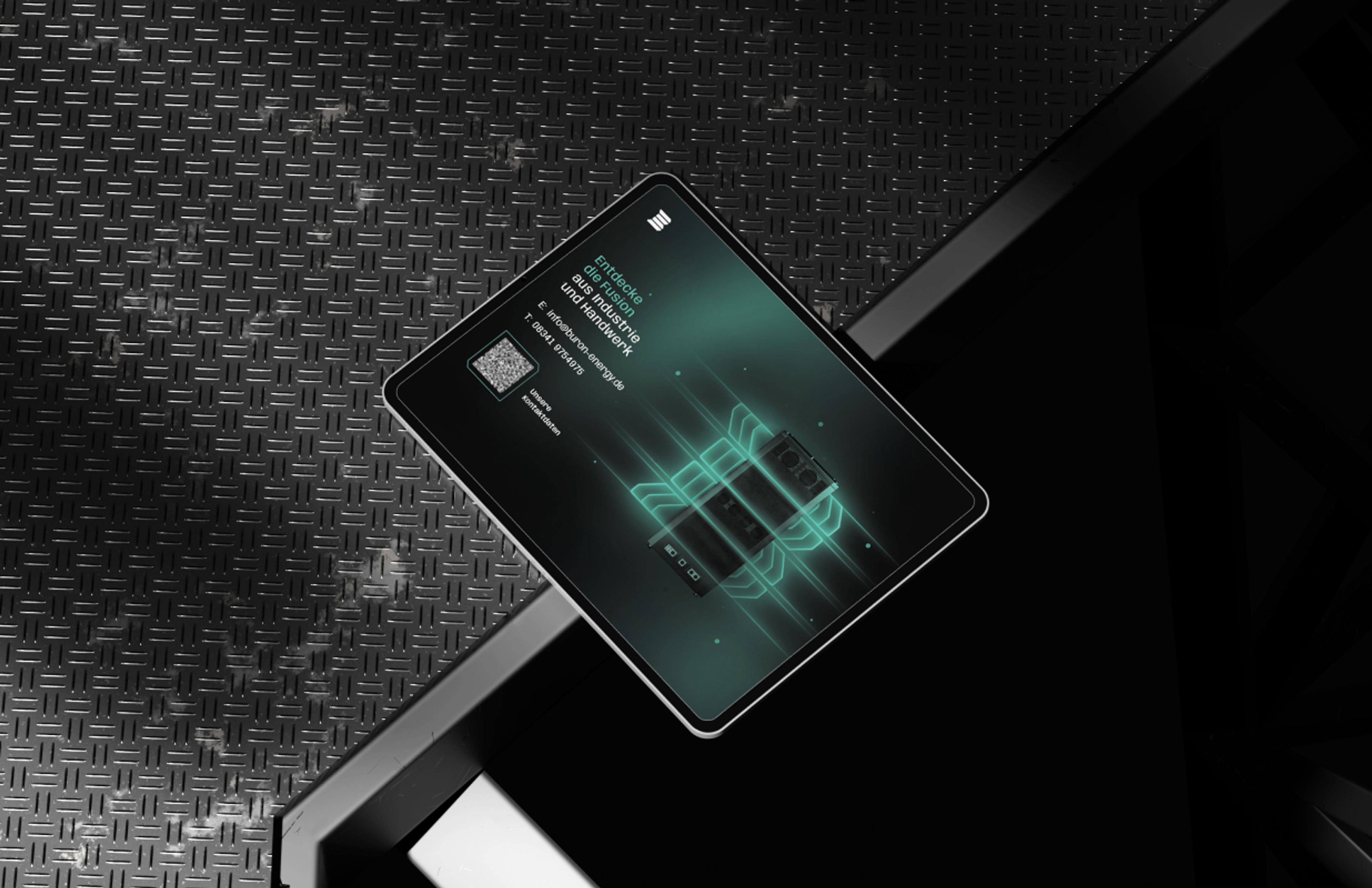 Tablet mit der Landingpage von Buron Energy Solutions, die ein leuchtendes Batteriespeicher-System mit futurärem Design präsentiert.