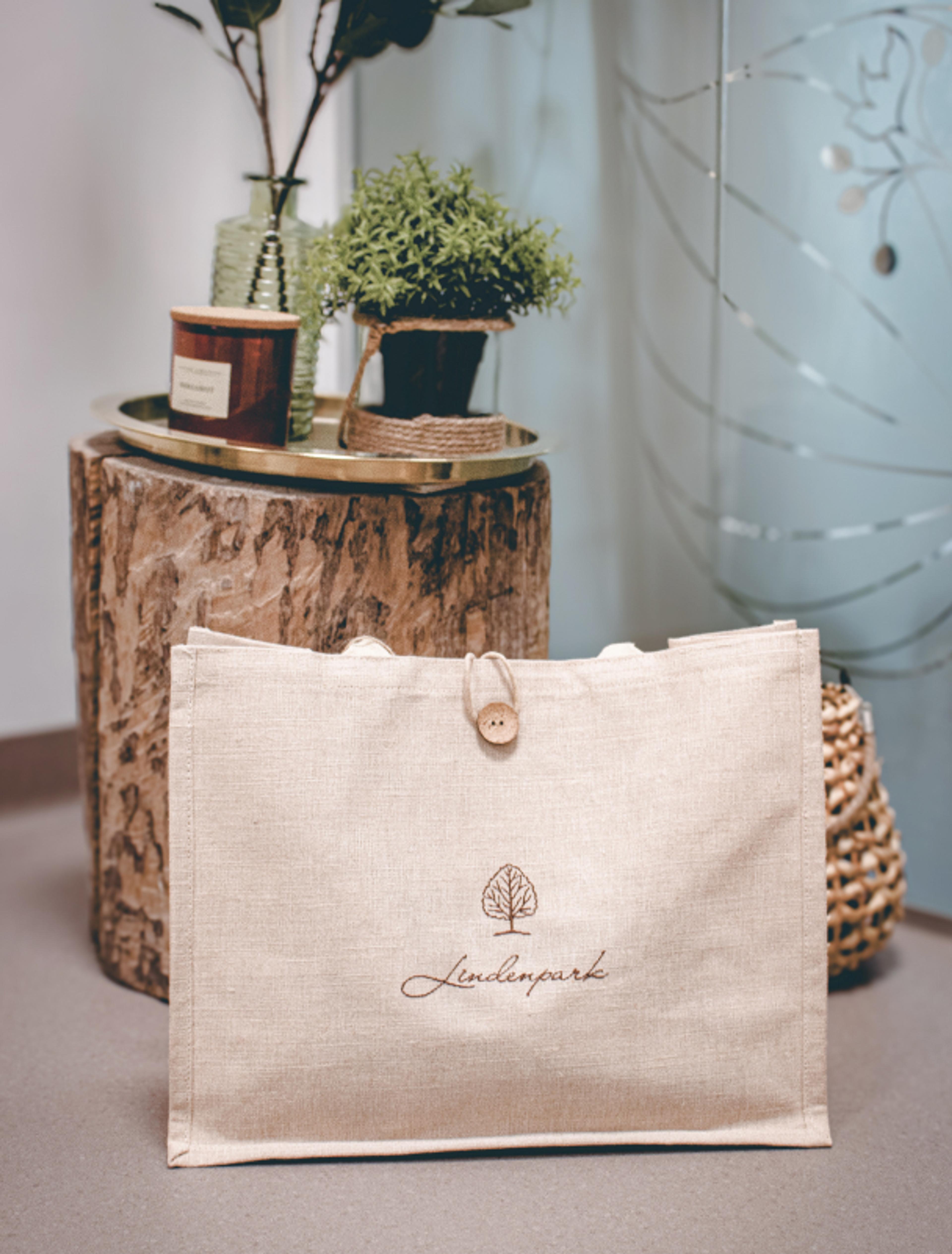 Logo & Grundkonzept BUCHER BRAND MARKETING e.U. Nachhaltige Stofftasche mit dem Logo des Lindenparks, gestaltet von Unerwartet Design.