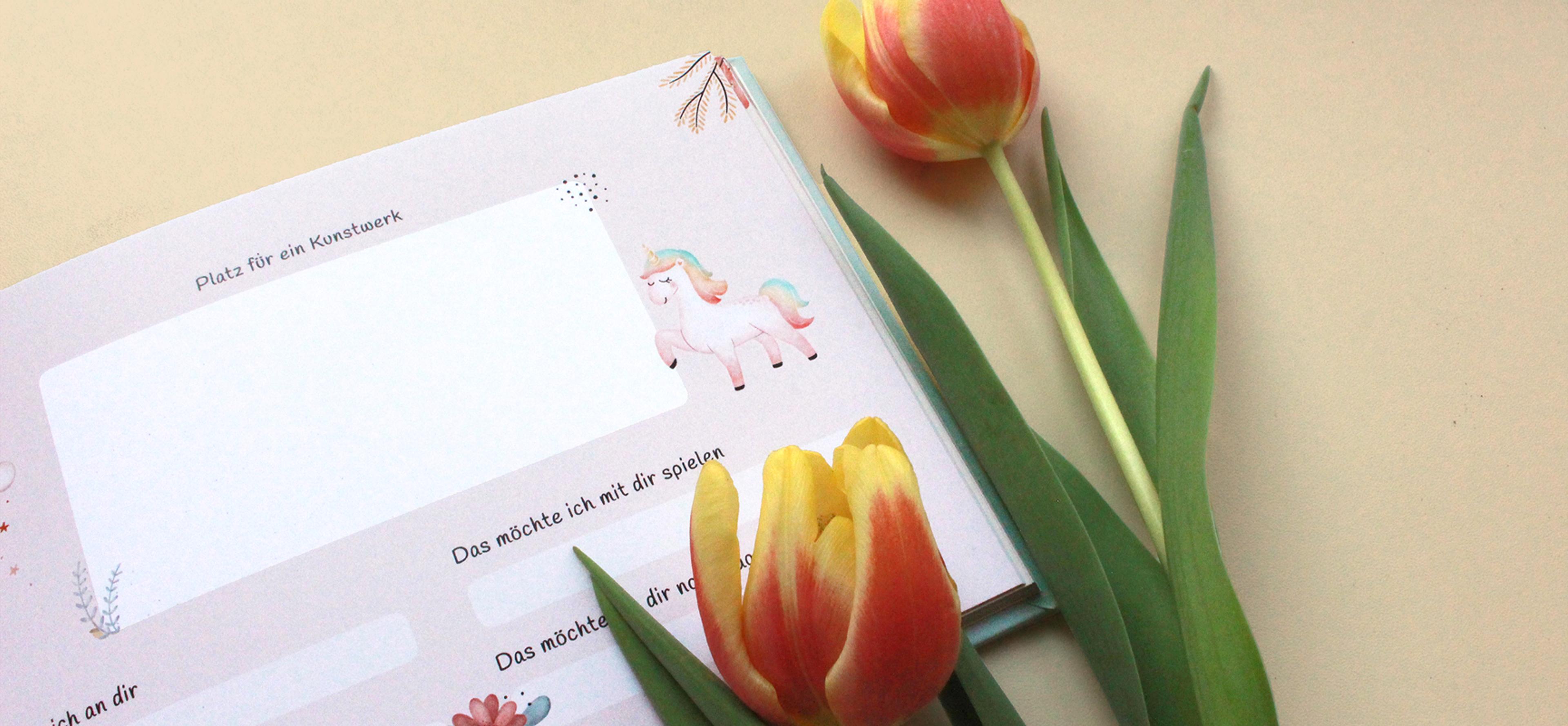 Kreativseite mit Einhorn – Eine Seite im Freundebuch mit Platz für ein eigenes Kunstwerk, dekoriert mit einem pastellfarbenen Einhorn und liebevollen Illustrationen.