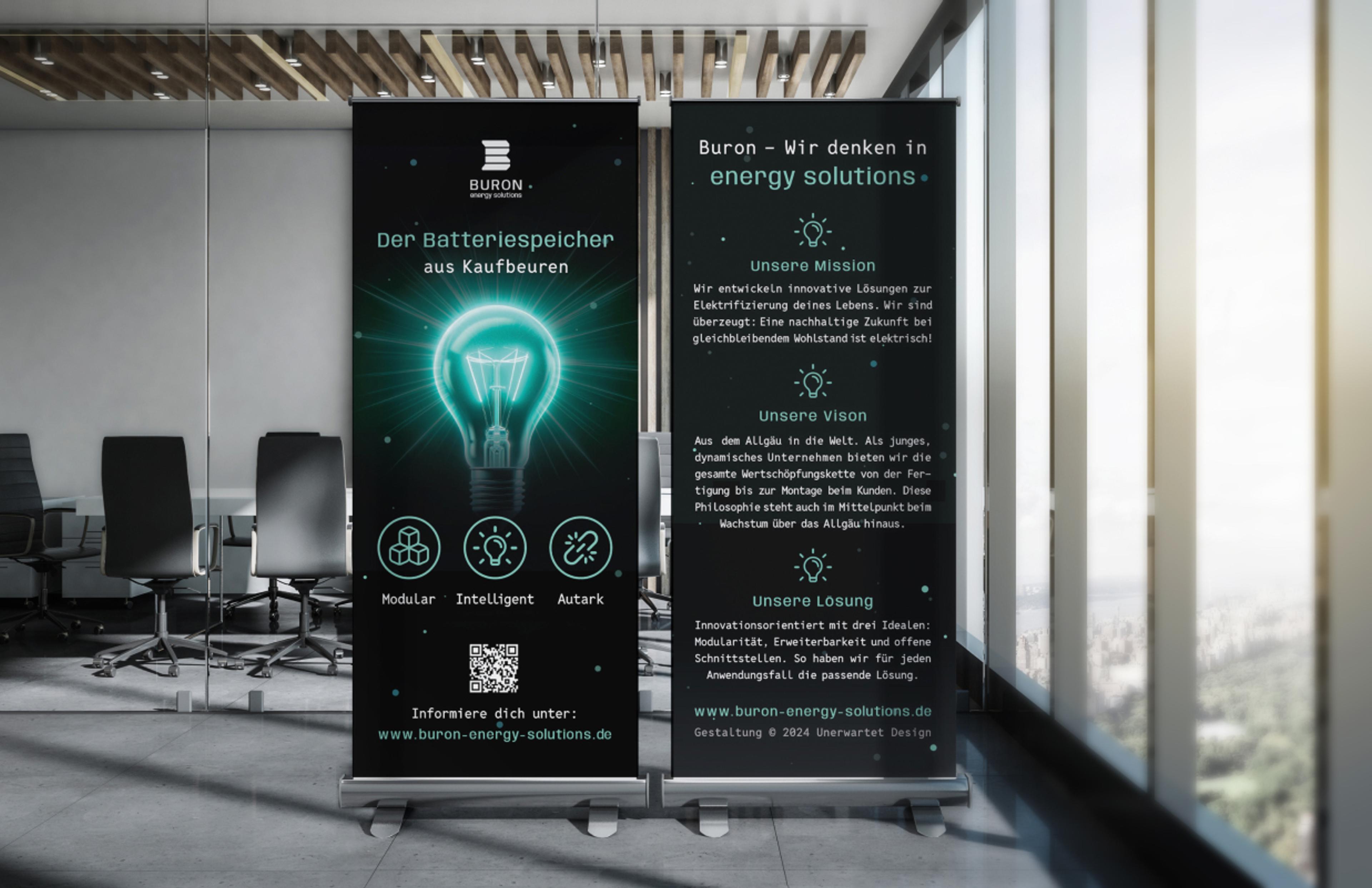 Zwei große Messe-Rollups von Buron Energy Solutions mit grün leuchtender Glühbirne, Mission-Statement und nachhaltigen Energiezielen.