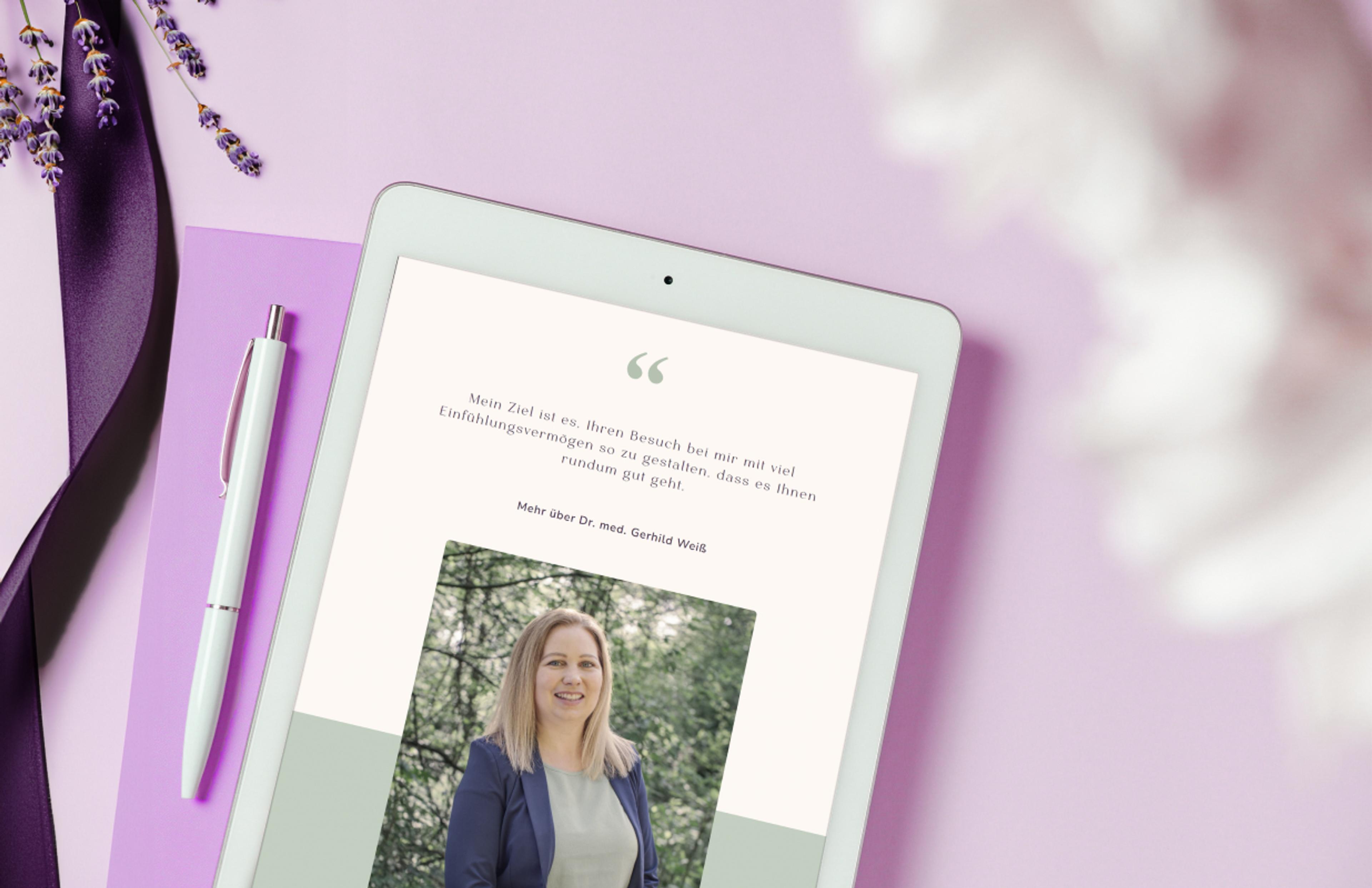 Tablet mit Website-Zitat von Dr. med. Gerhild Weiß über Empathie und Professionalität in der Gynäkologie.