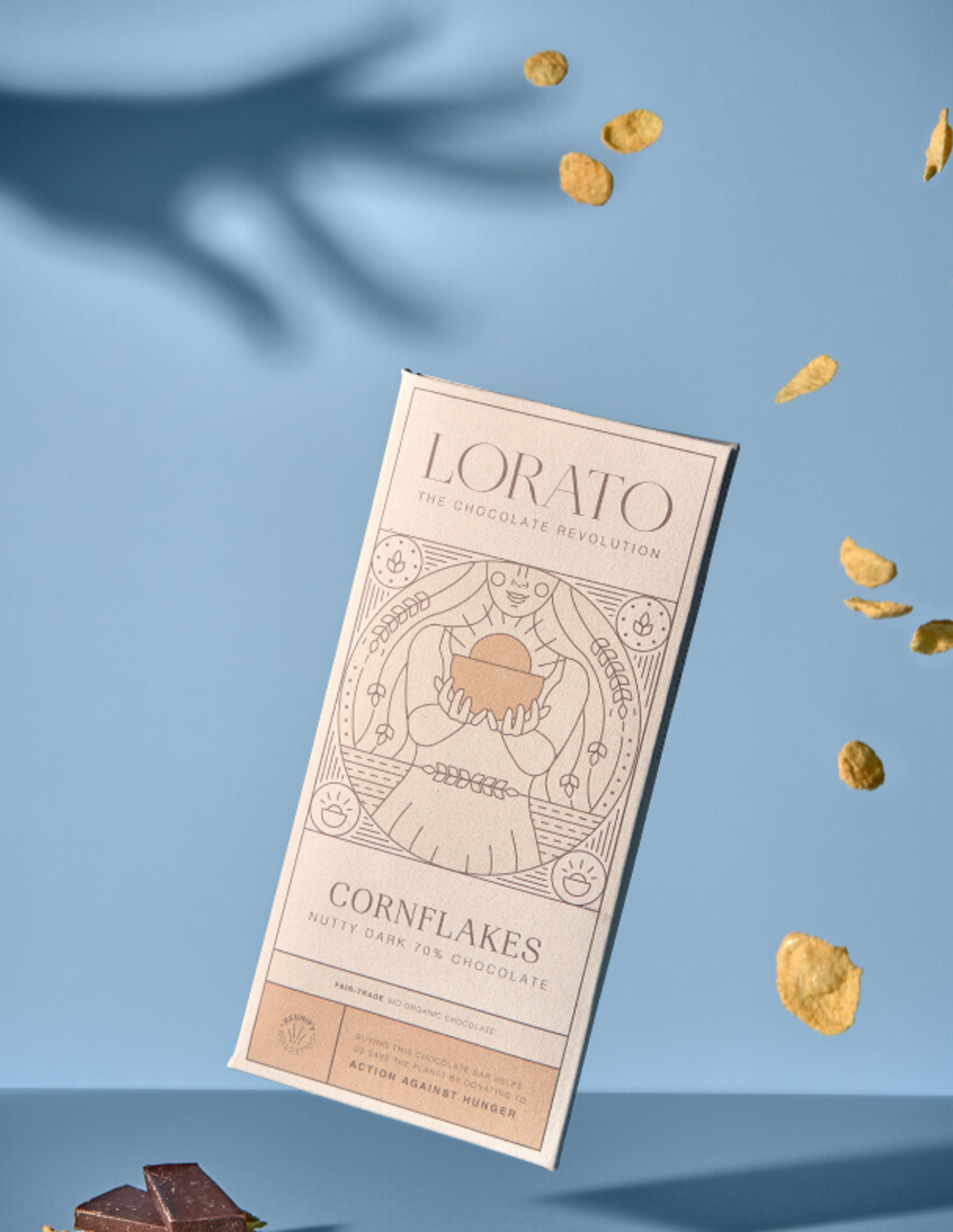 Die Cornflakes Schokoladentafel von Lorato in goldenen Farbtönen. Eine traditionelle Illustration zeigt eine Figur mit einer Schale Cornflakes.