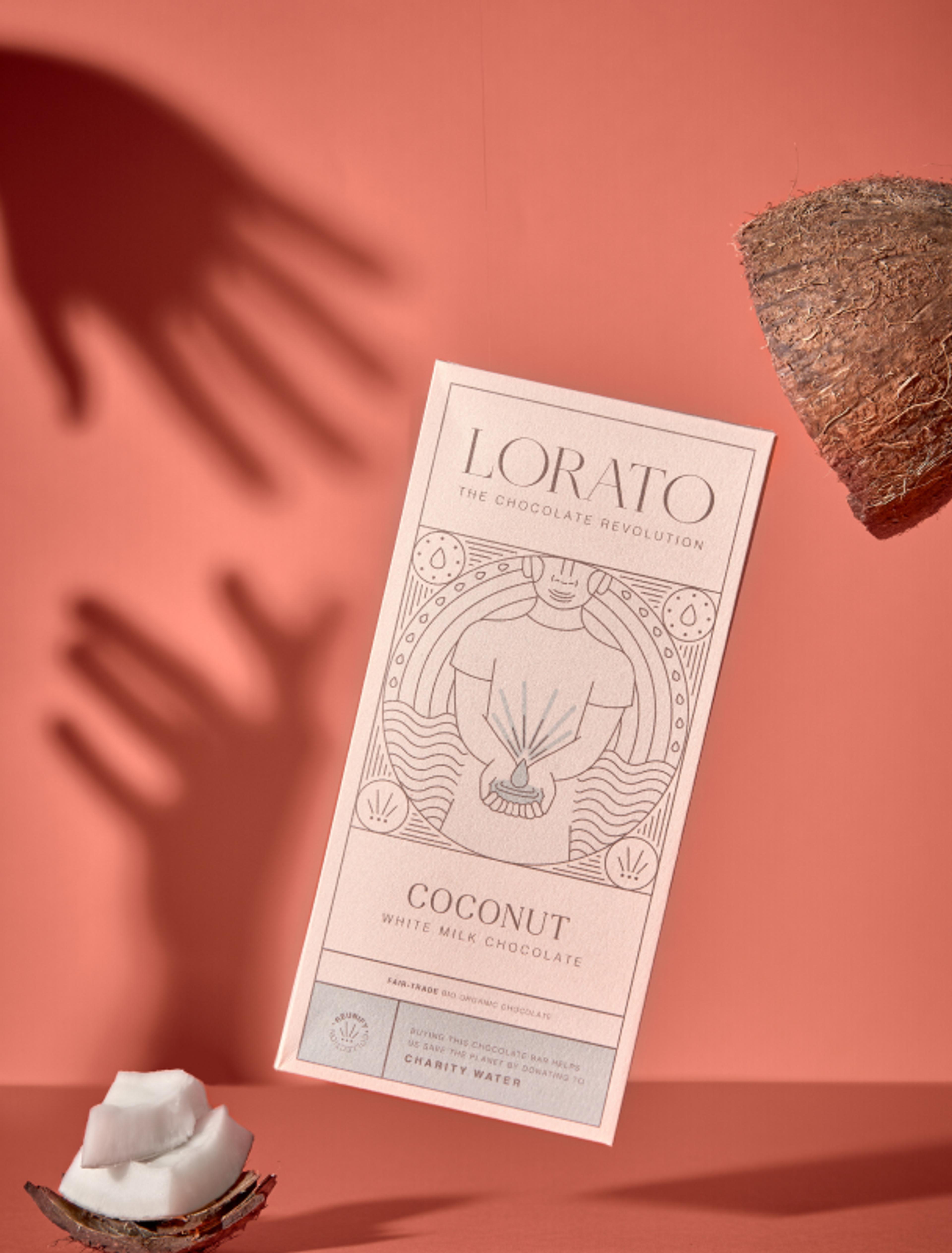 Lorato Coconut White Milk Chocolate Verpackung mit sanfter Linienillustration und Kokosnusssymbolik. Fair-Trade-Schokolade mit Charity Water Spende.