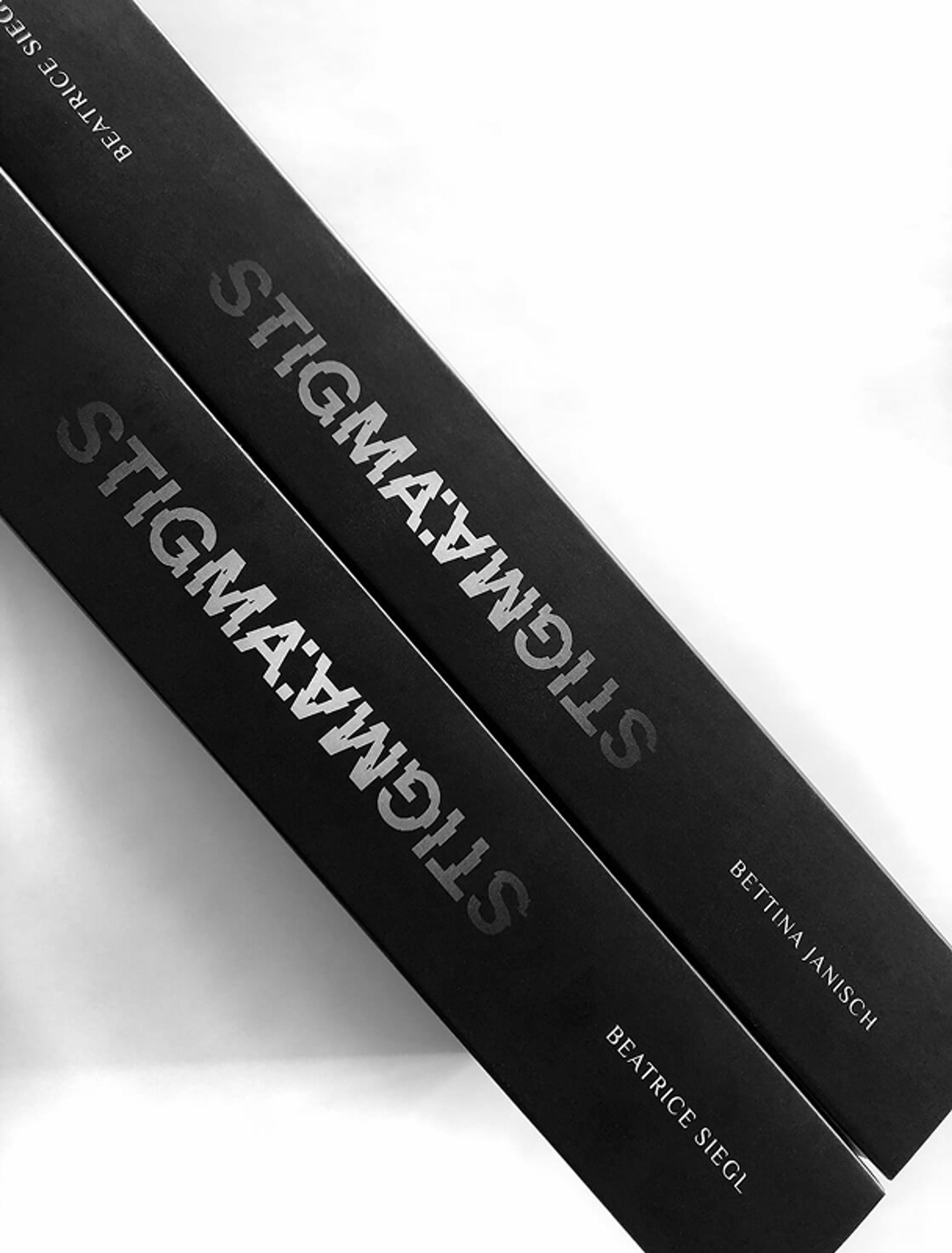 Schwarzer Buchrücken mit experimenteller Typografie, die das Wort „STIGMA“ verzerrt darstellt.