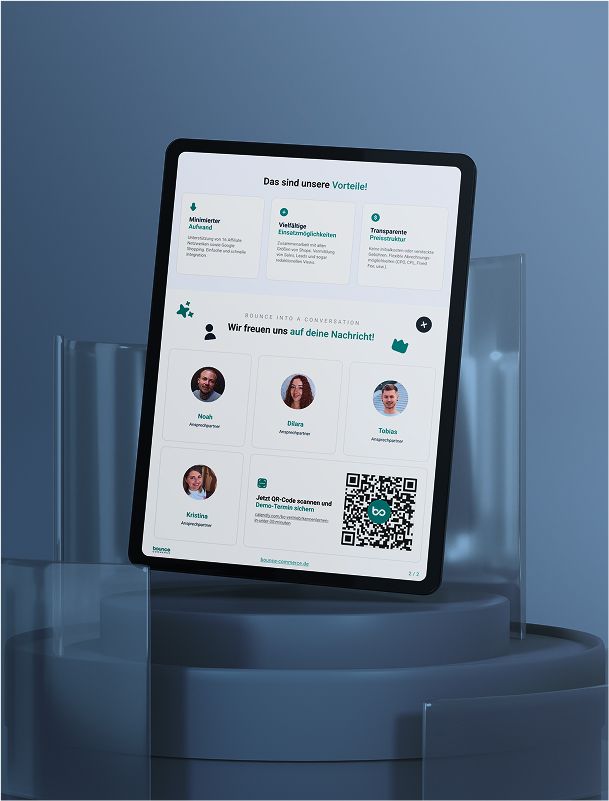 Tablet mit einer Unternehmensübersicht als PDF von Bounce Commerce, präsentiert auf einer stilvollen, modernen Plattform mit Teamfotos und QR-Code für Kontaktaufnahme.