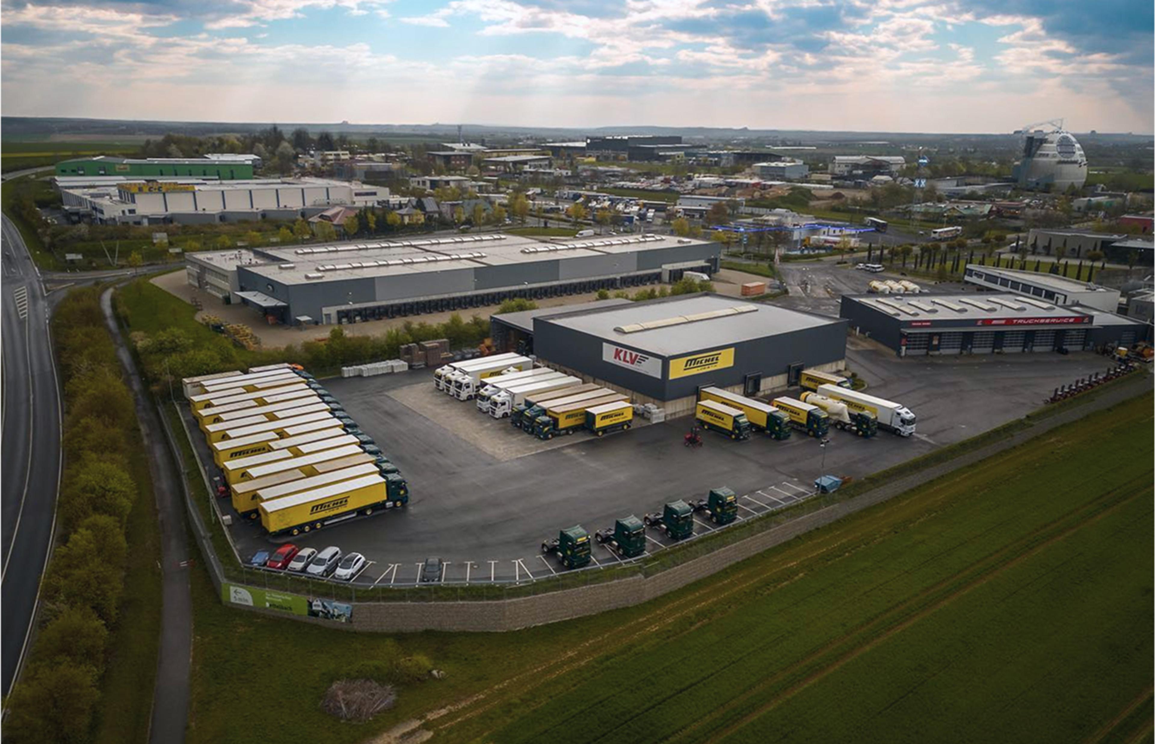 Michel Logistik Firmengelände mit LKW-Flotte. Durchgängiges Branding für Logistikunternehmen, inklusive Flottendesign und Firmenschild-Gestaltung.