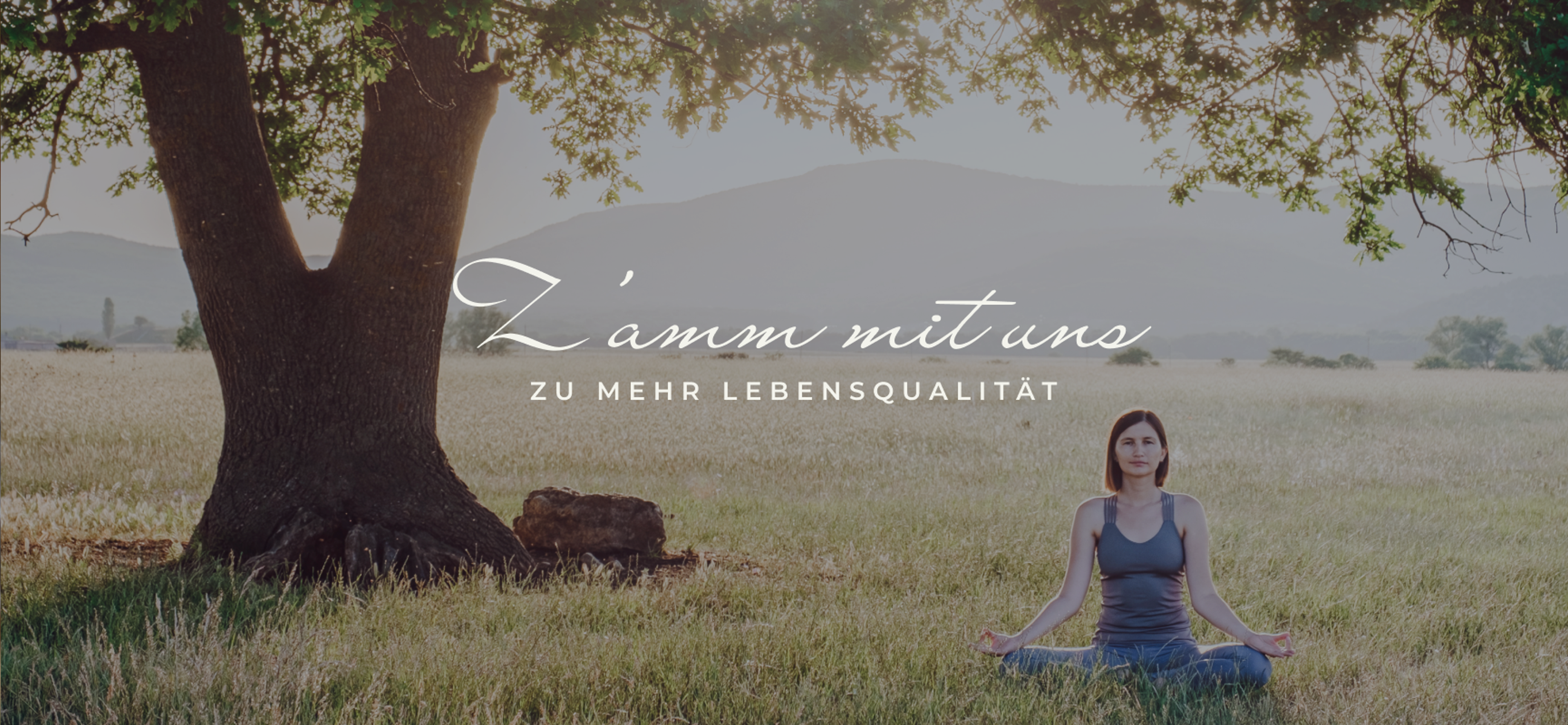 Logo & Grundkonzept BUCHER BRAND MARKETING e.U. Frau meditiert unter einem Baum in einer Wiese mit dem Slogan "Z'amm mit uns – Zu mehr Lebensqualität", gestaltet von Unerwartet Design.