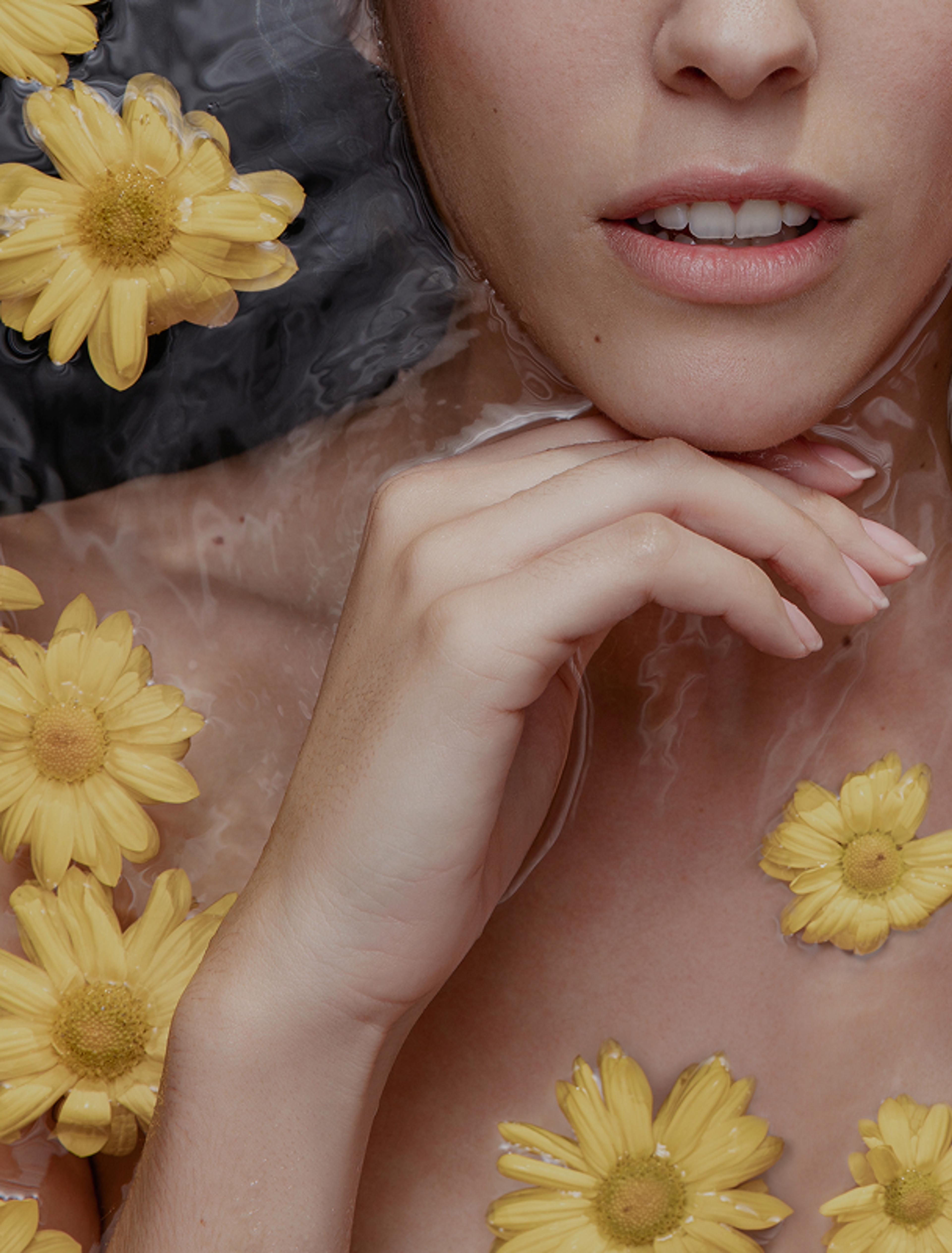 Detailaufnahme eines natürlichen Beauty-Moments, die die sanfte Pflegewirkung von AVRORA visuell unterstreicht. Ästhetik, Natürlichkeit und Hautgesundheit in einem Bild vereint.