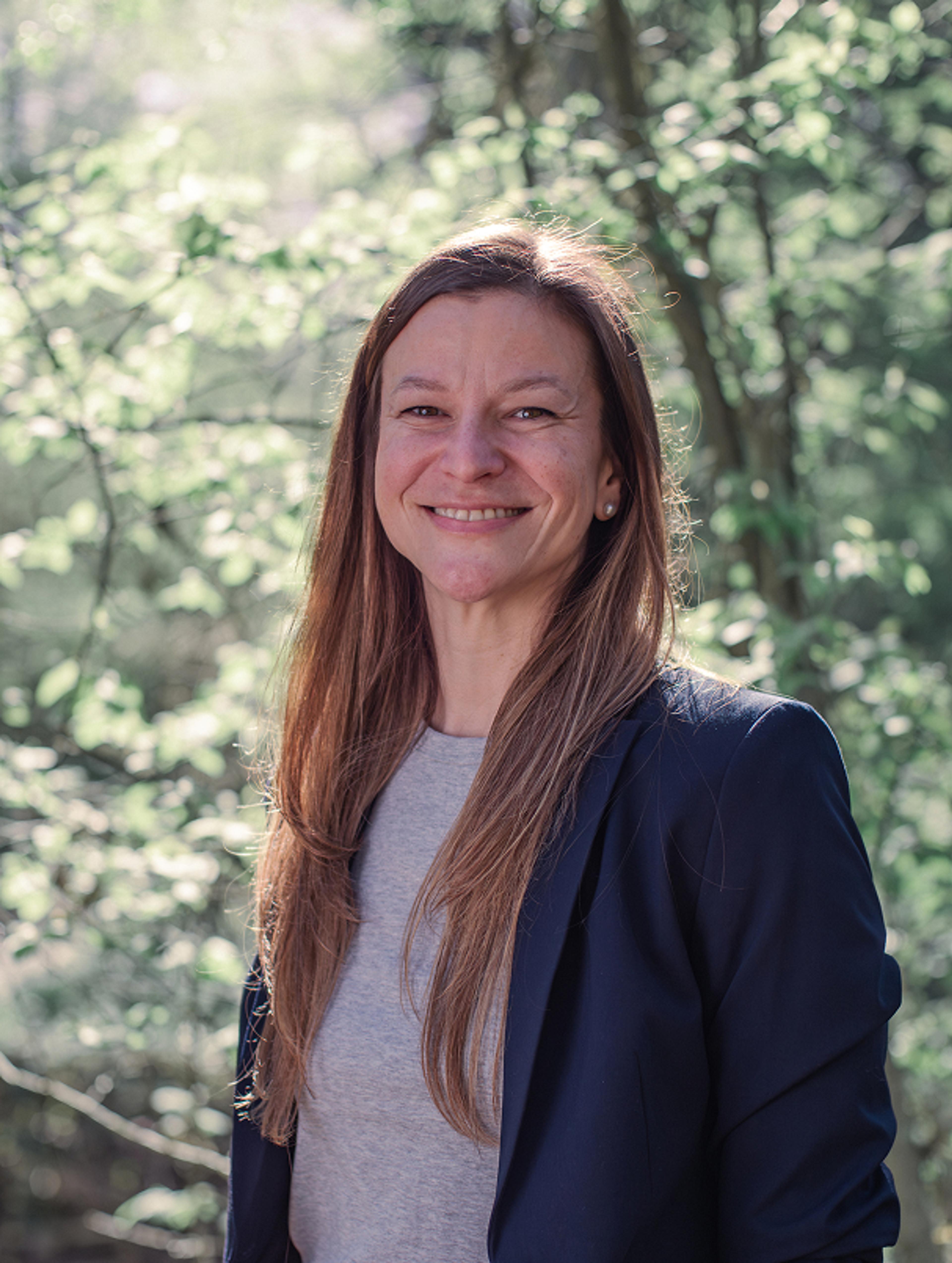 Katharina Hansmann, Physiotherapeutin bei Physio Hansmann, im natürlichen Umfeld. Teil des Corporate Designs für das Gesundheitszentrum Lindenpark Gössendorf.
