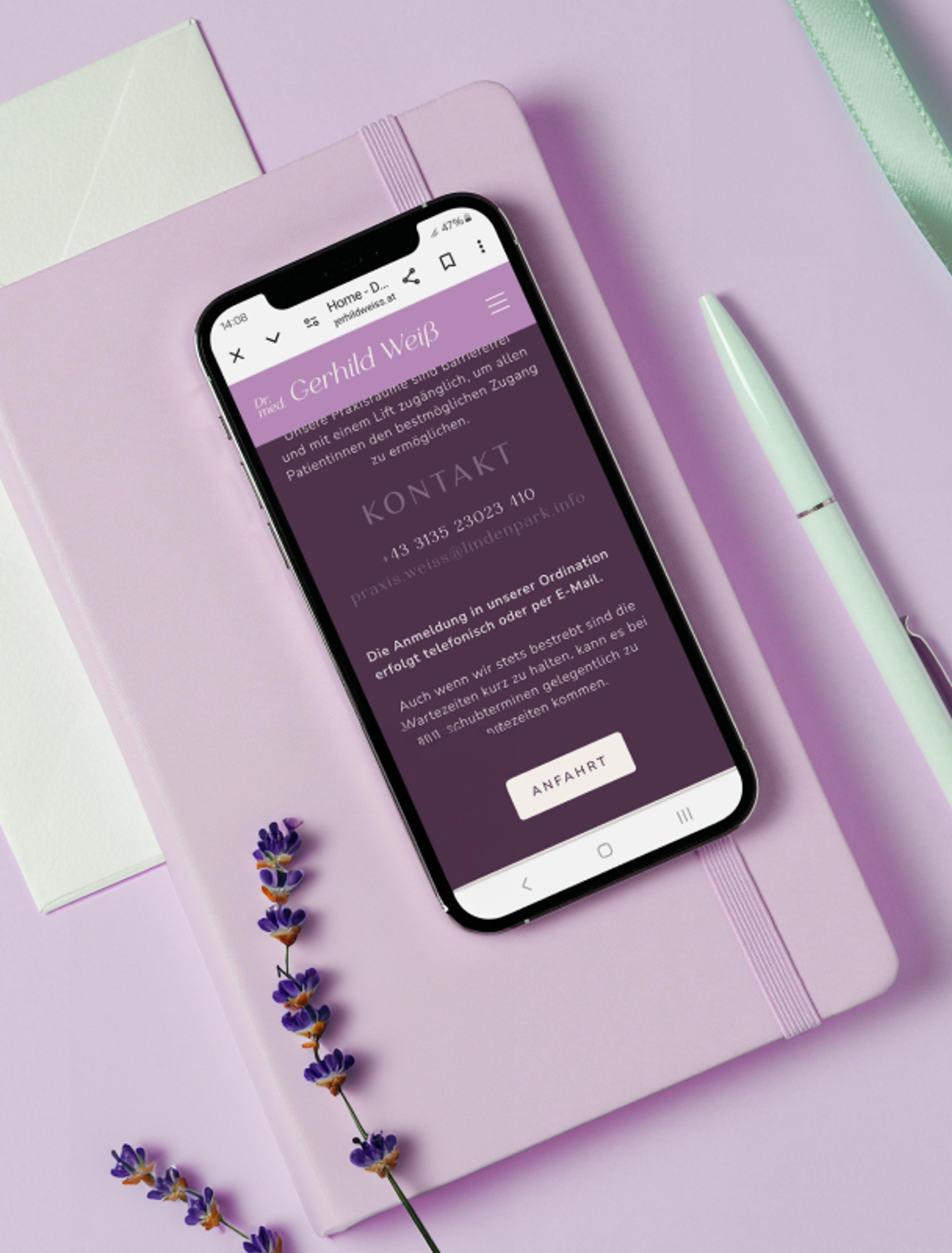 Smartphone zeigt die Kontaktseite der von Unerwartet Design in Graz gestalteten Website von Dr. med. Gerhild Weiß.
