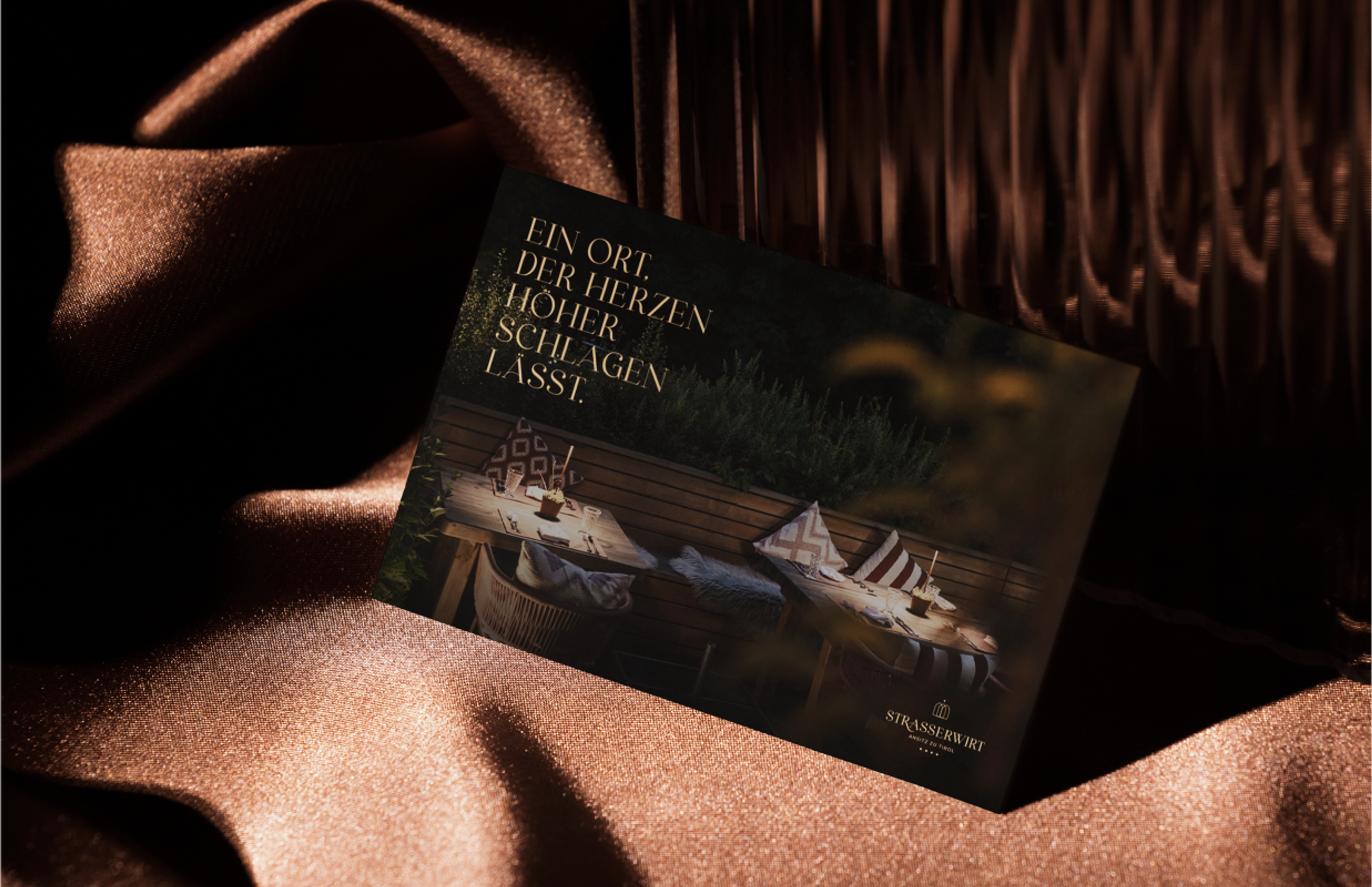 Hochwertige Postkarte des Strasserwirts mit elegantem Design und dem Text „Ein Ort, der Herzen höher schlagen lässt“ - Unerwartet Design