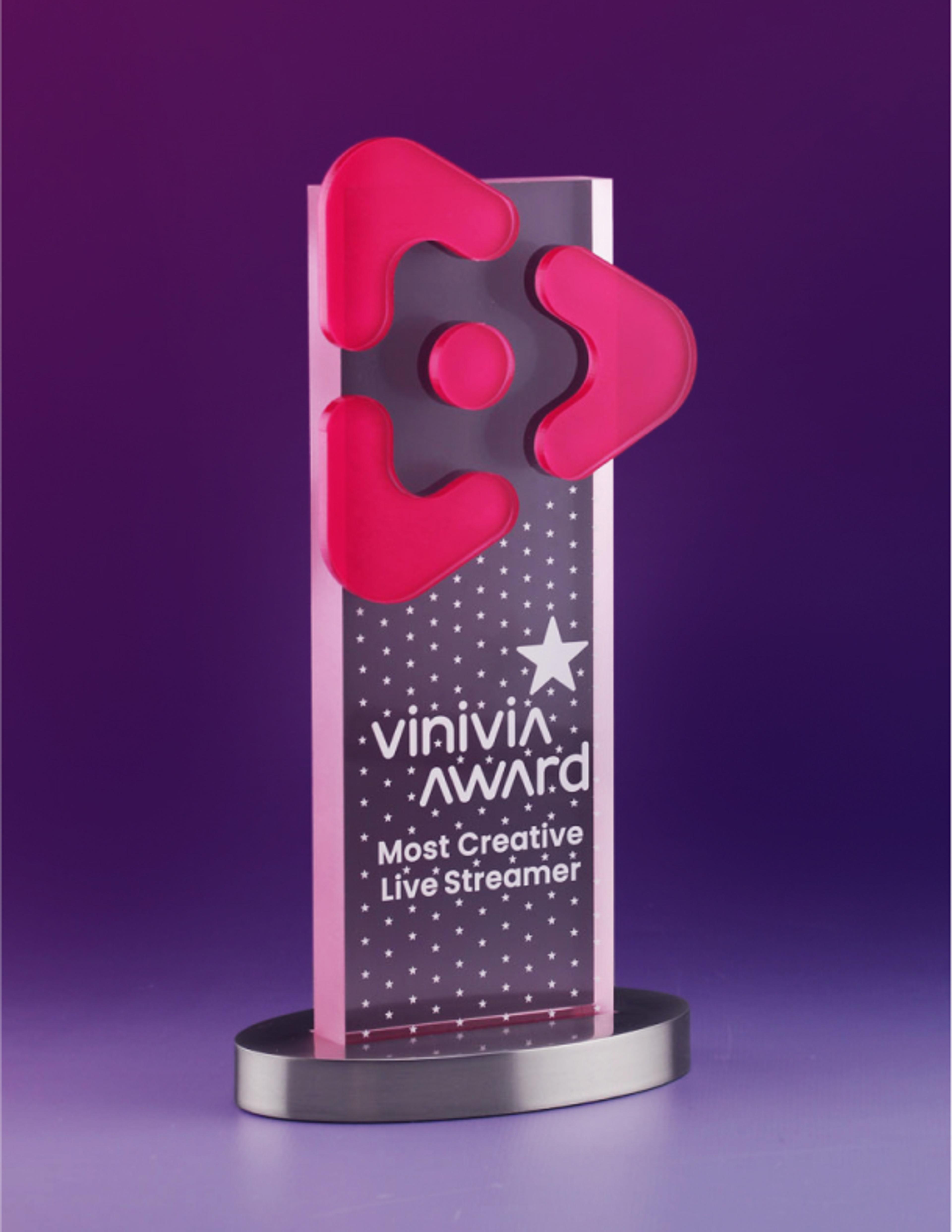 Foto: kerschbaumer-trophies Vinivia Award Trophäe: Modernes Design mit pinkem Logo und Sternengravur auf violettem Hintergrund – Unerwartet Design