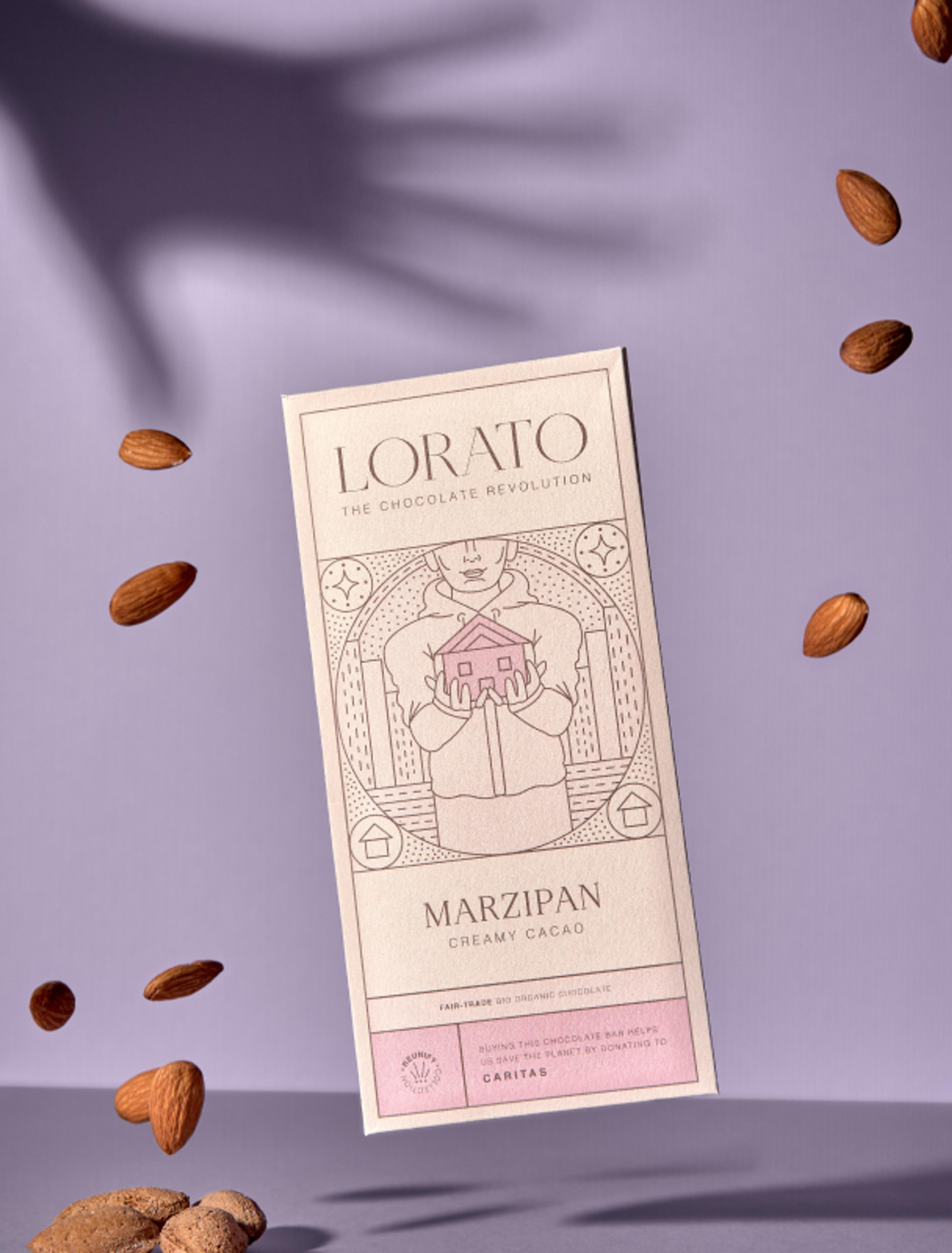 Lorato Marzipan Creamy Cacao Schokolade mit minimalistischer Illustration eines Hauses, umgeben von Mandeln. Hochwertiges, nachhaltiges Packaging-Design.