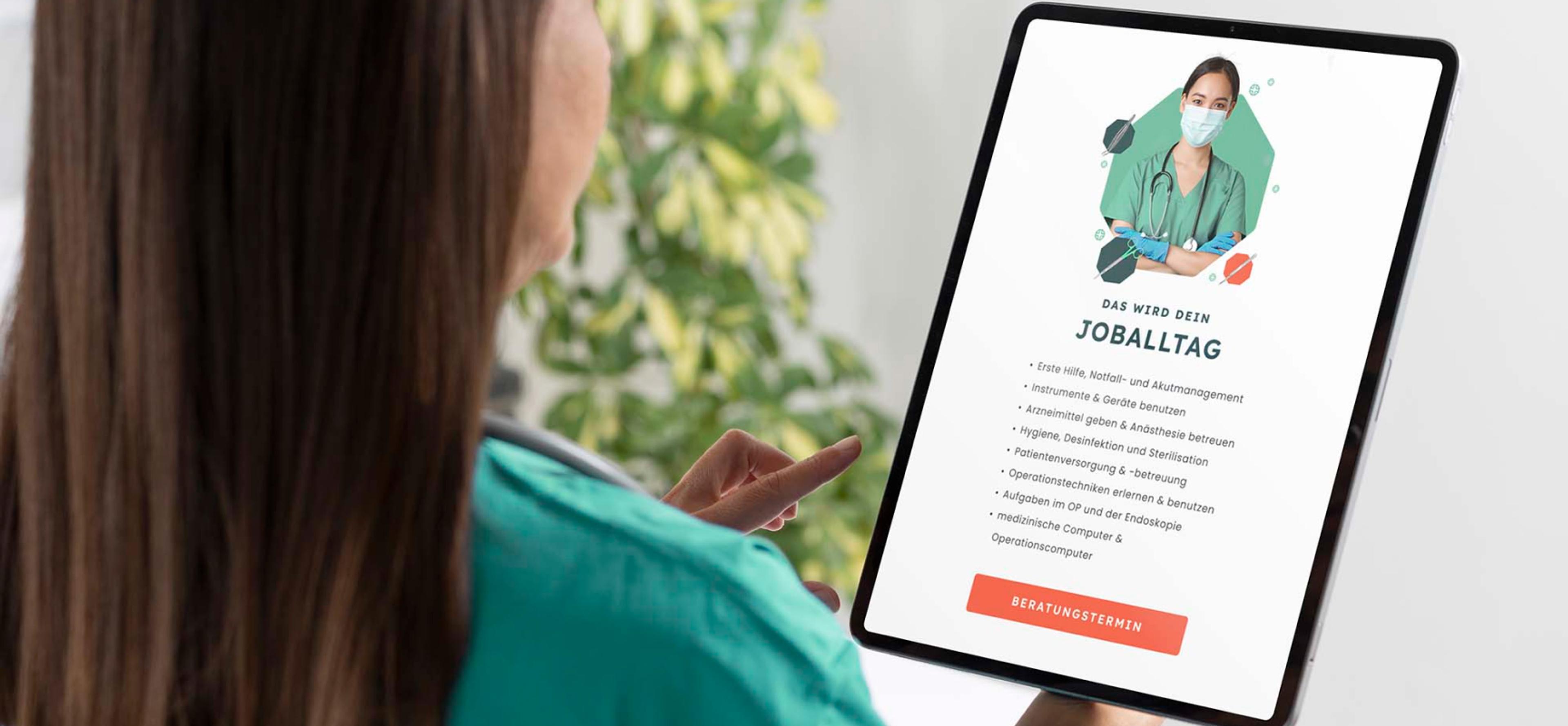 Frau in OP-Kleidung navigiert auf MAZ-Website mit Informationen zum Berufsalltag. Digitale Bildungsplattform für Medizinberufe.