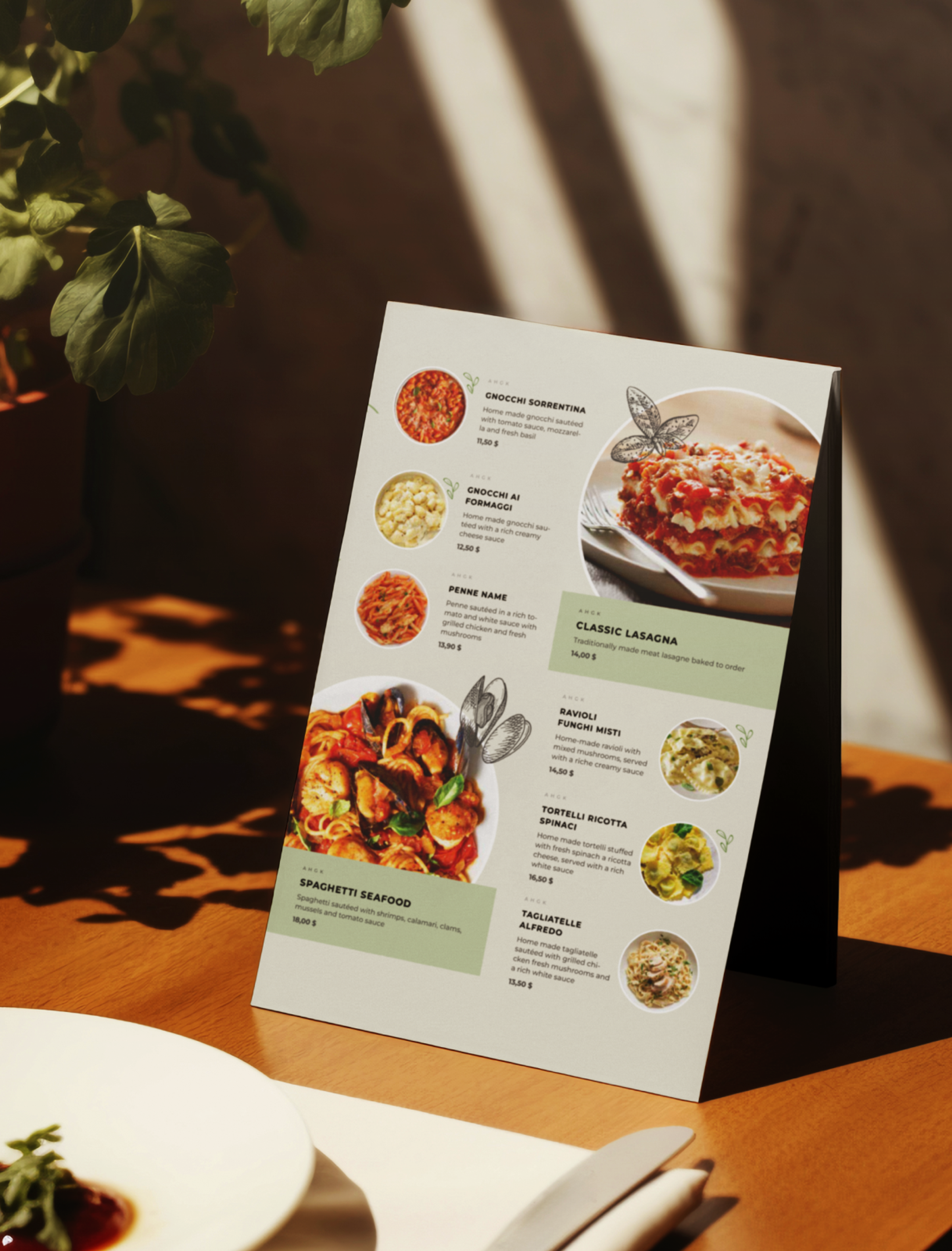 Menüaufsteller auf einem gedeckten Tisch bei Bacino, gestaltet mit mediterranen Illustrationen und eleganter Typografie.