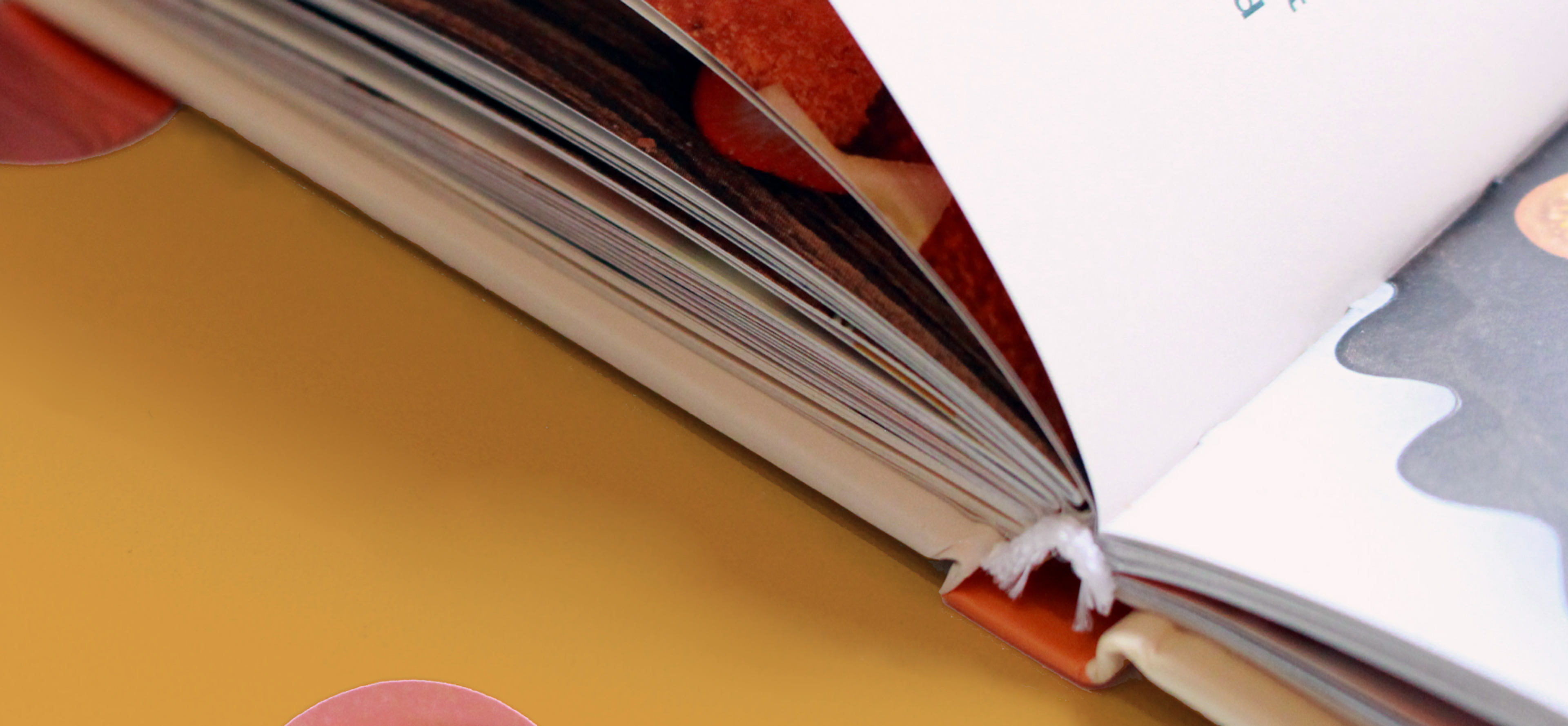 Geöffnete Seite des Kinderhotels-Kochbuchs, mit Fokus auf die kreative Gestaltung von Unerwartet Design.