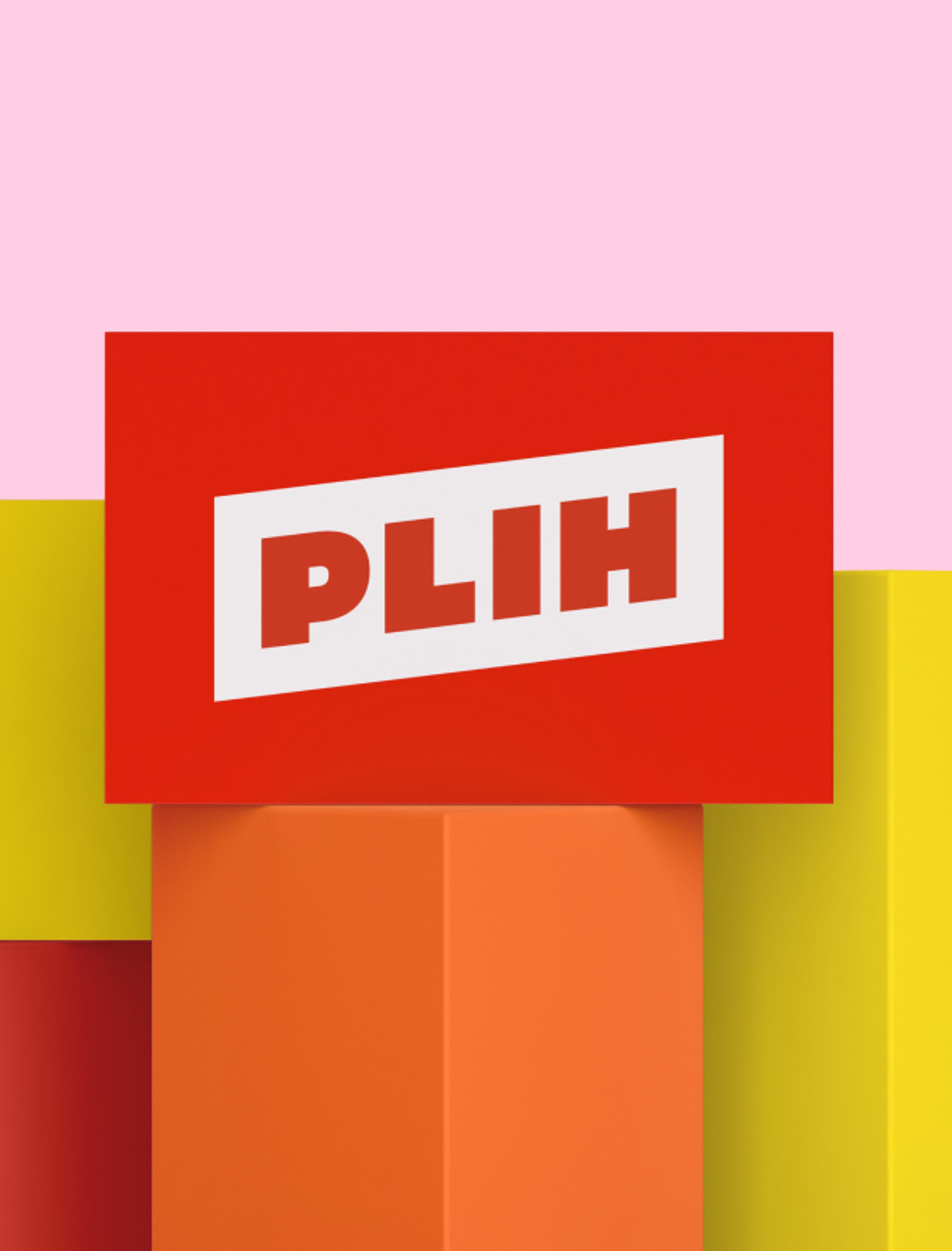 Ein modernes, rotes Schild mit weißem "PLIH"-Logo auf einer farbenfrohen, geometrischen Hintergrundkulisse.