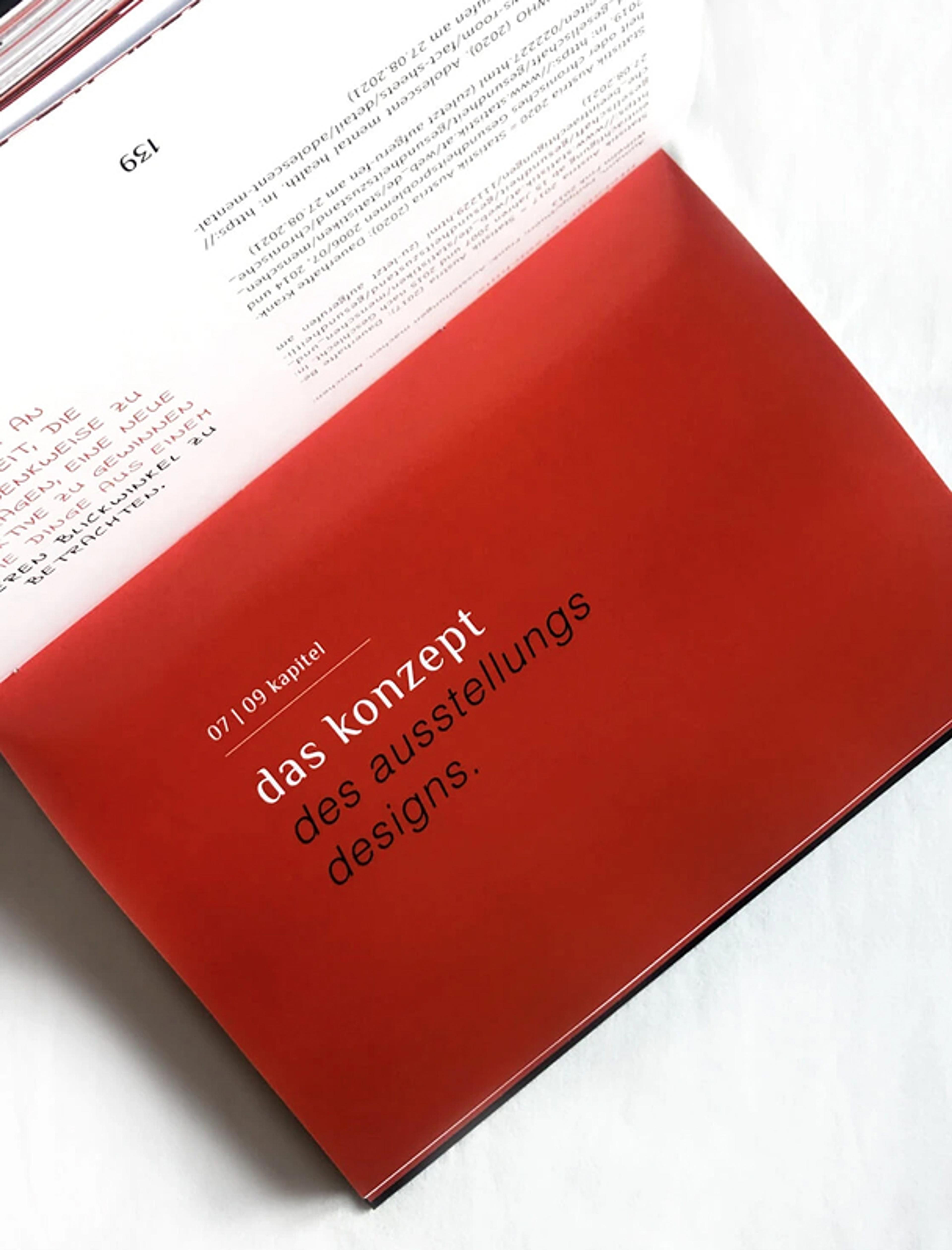 Minimalistische Gestaltung mit rotem Hintergrund und weißer Typografie: „Das Konzept des Ausstellungsdesigns“.