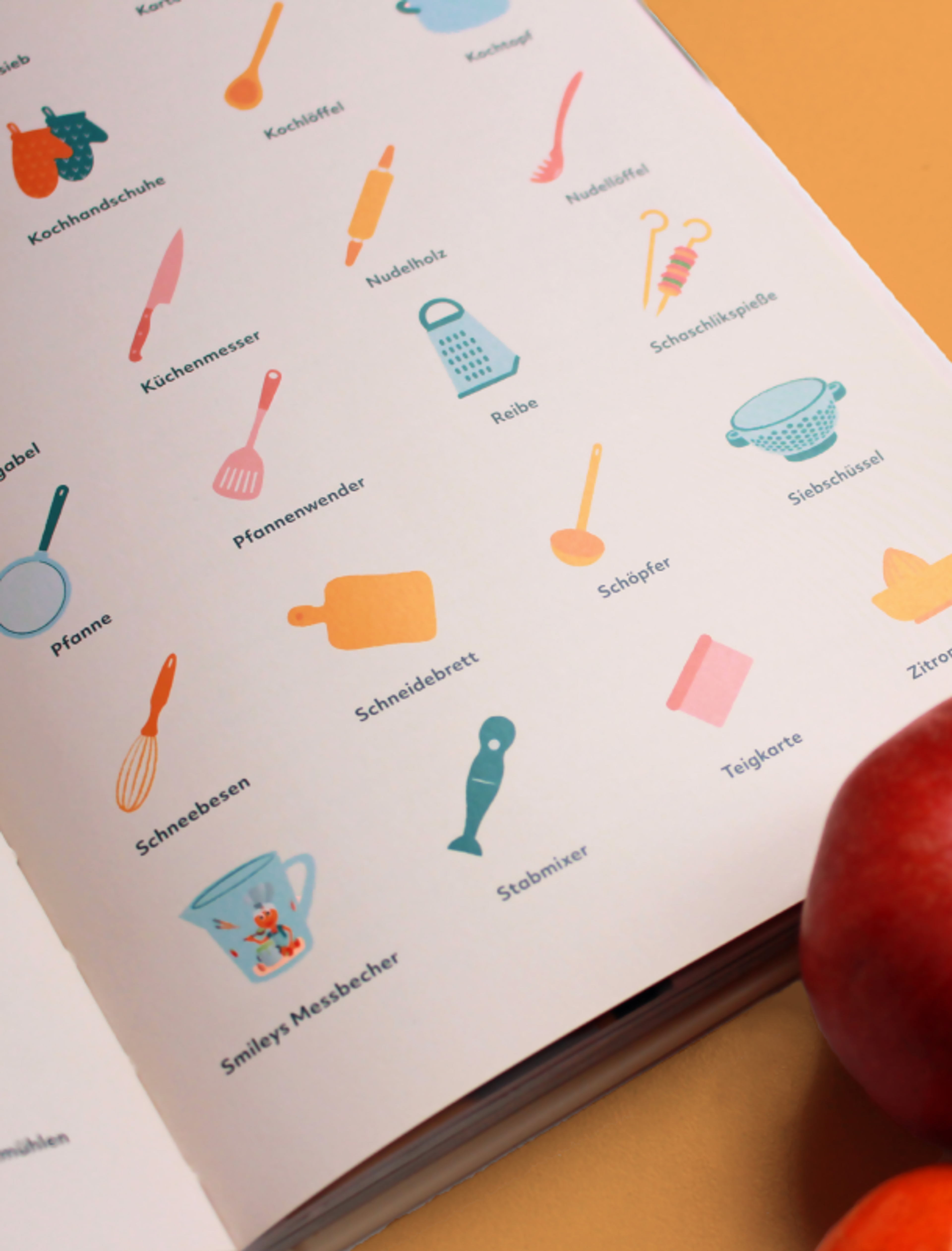 Illustration von Küchenutensilien im Kinderhotels-Kochbuch, designt von Unerwartet Design.