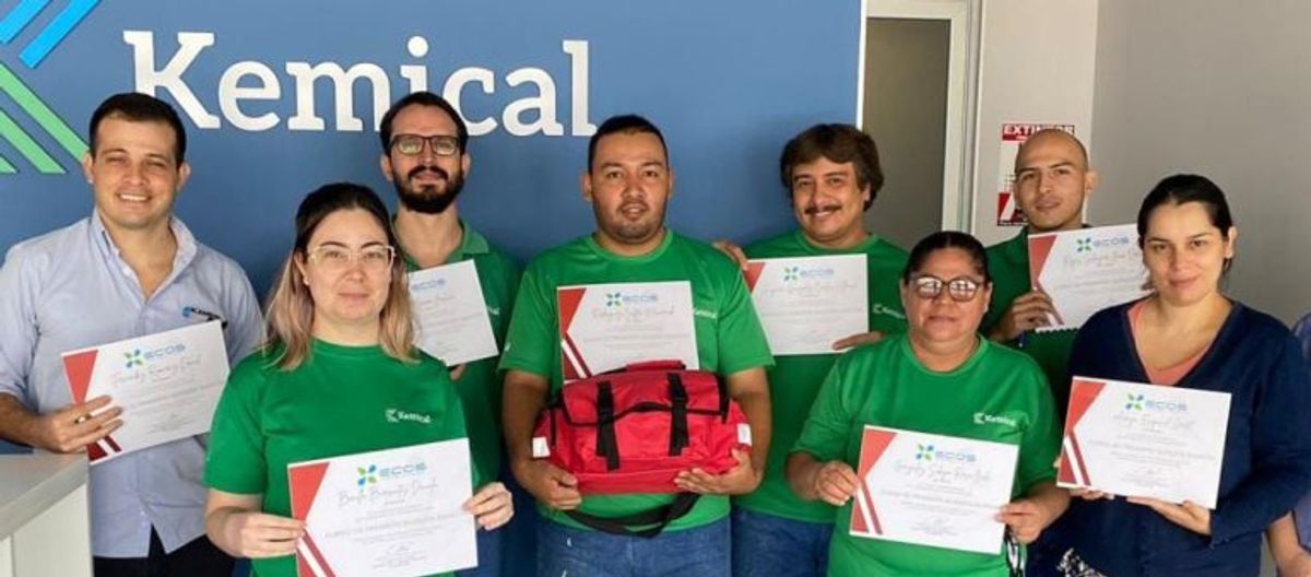 Personas obteniendo su certificado