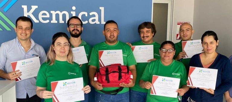 Personas obteniendo su certificado