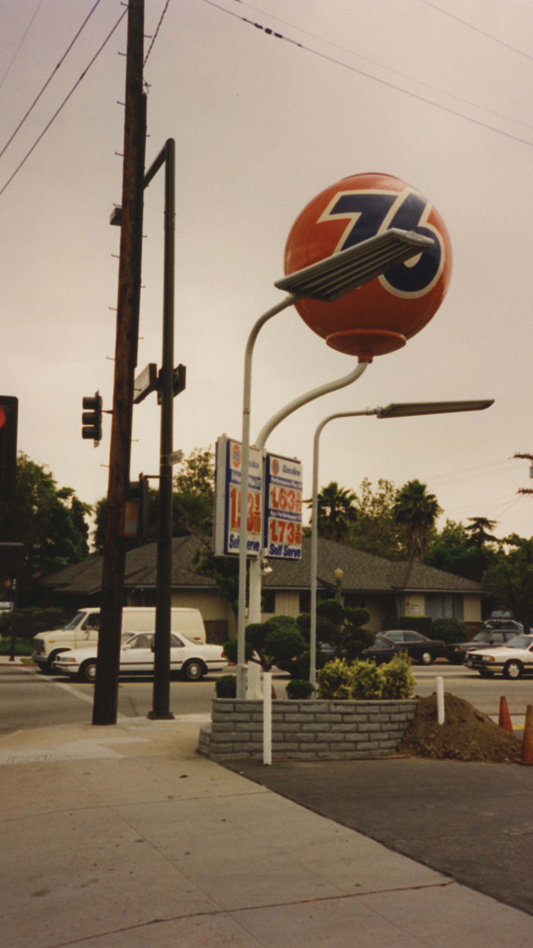 photo by peter cain of a gas station