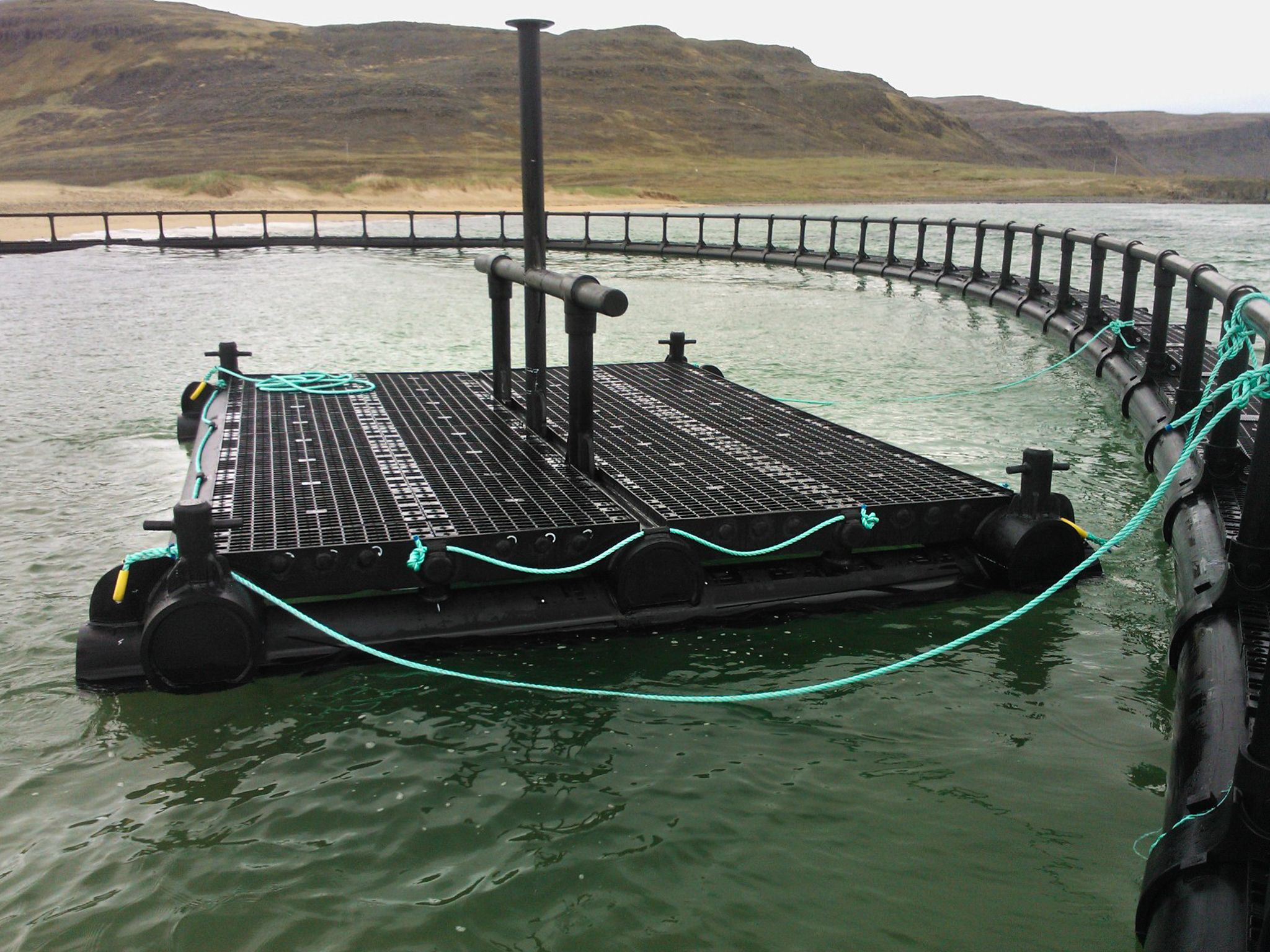 Aquaculture plattform for aquaculture fish farming