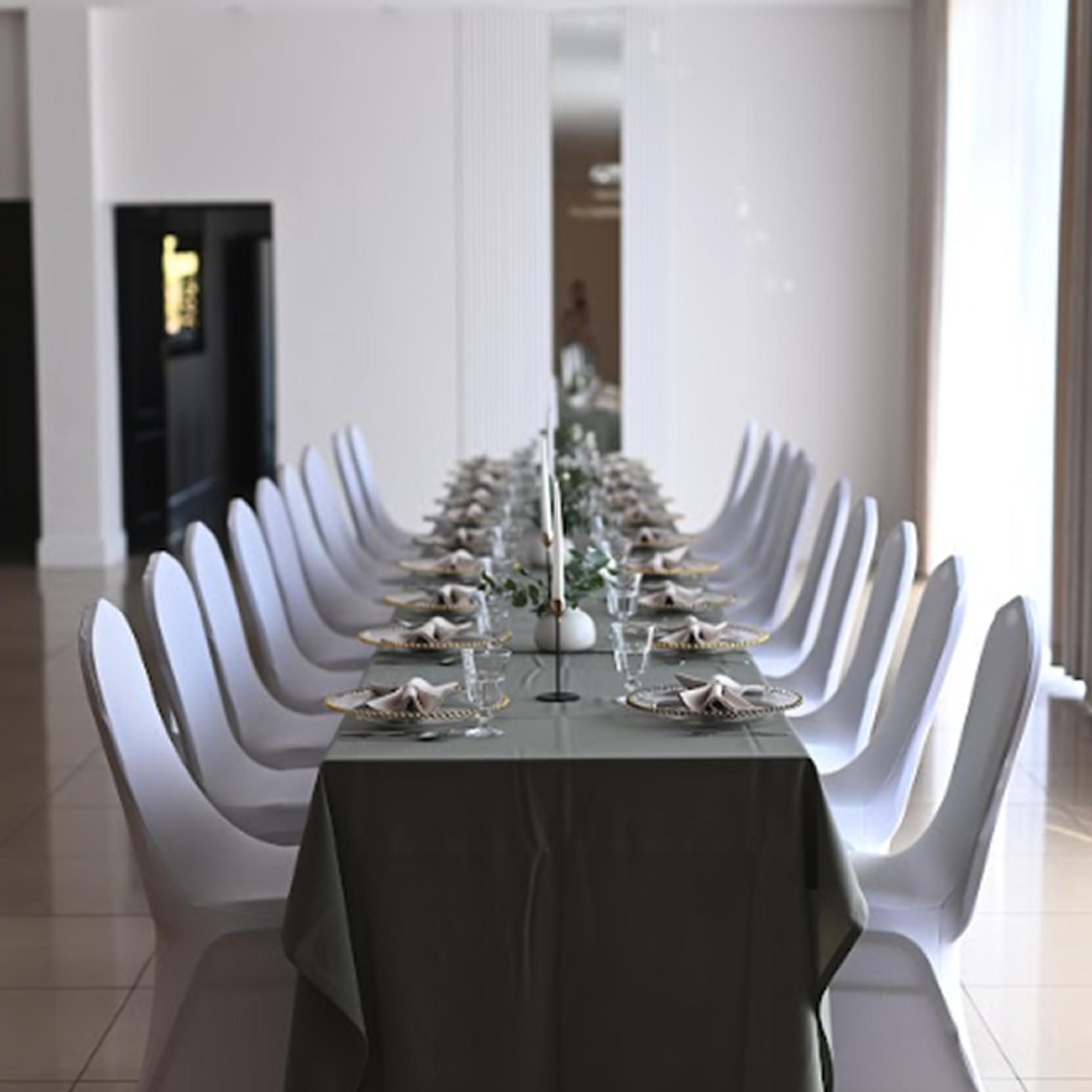 Wydzielona sala restauracyjna Sezam w Stalowej Woli — prywatne przyjęcie do 35 gości przy długim stole