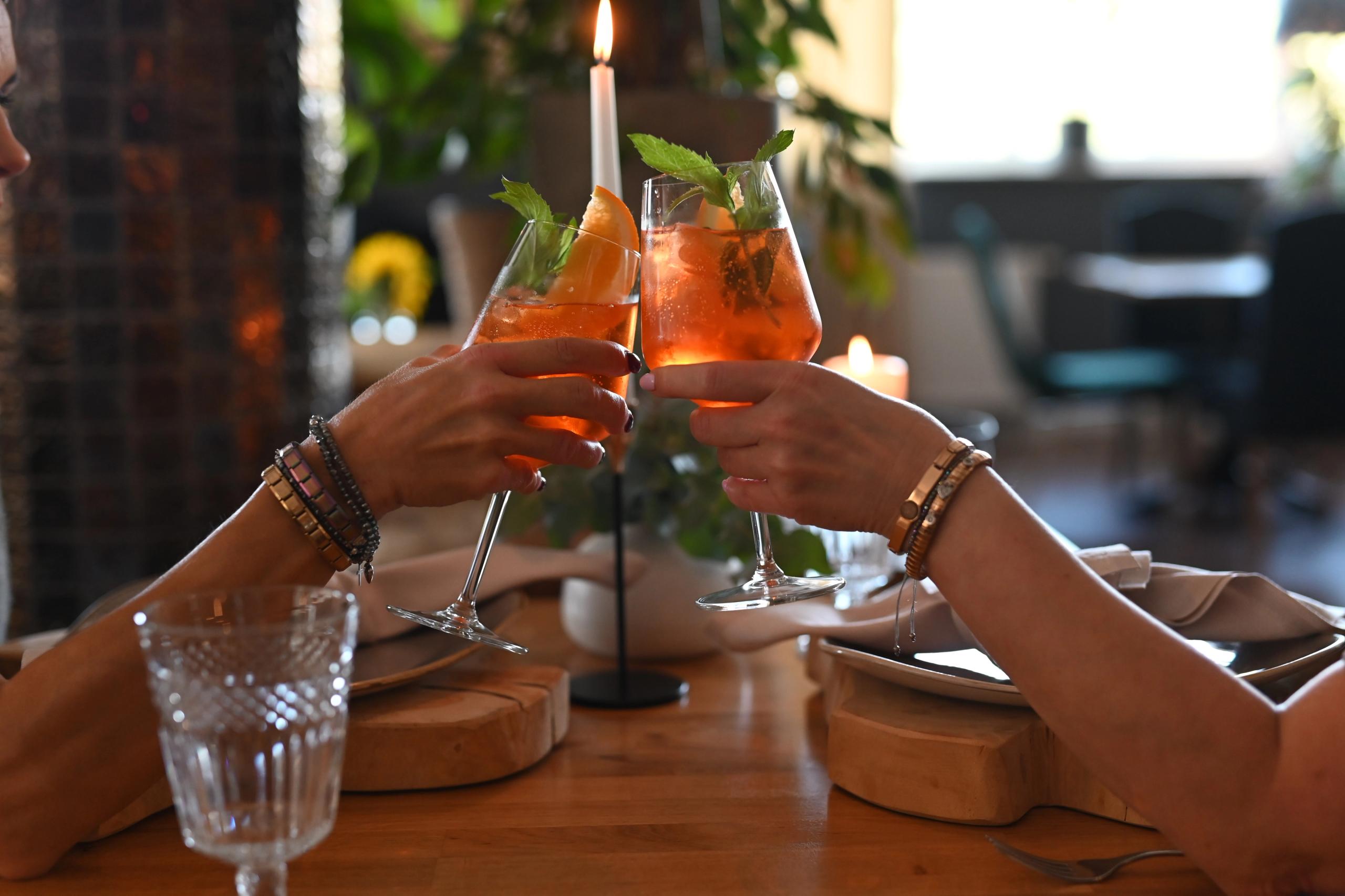 Toast drinkami w Restauracji Sezam w Stalowej Woli — bar i koktajle przy świecach