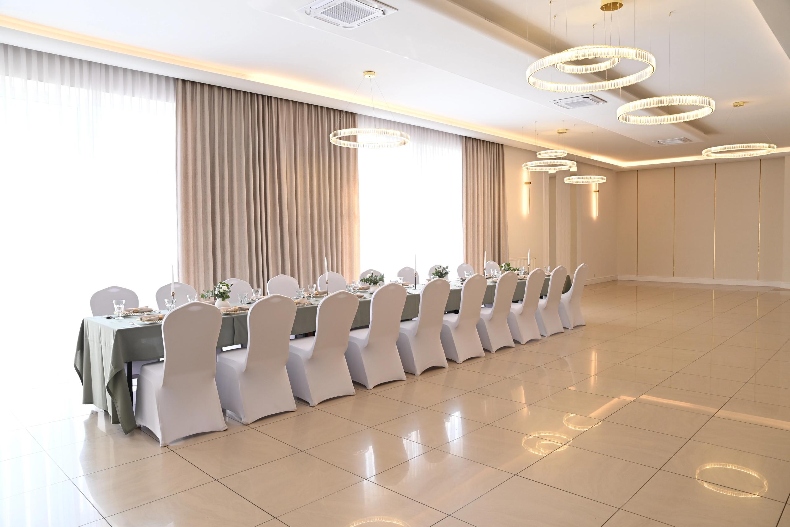 Sala Złota Sezam w Stalowej Woli — elegancka sala na przyjęcia okolicznościowe do 100 gości z okrągłymi żyrandolami