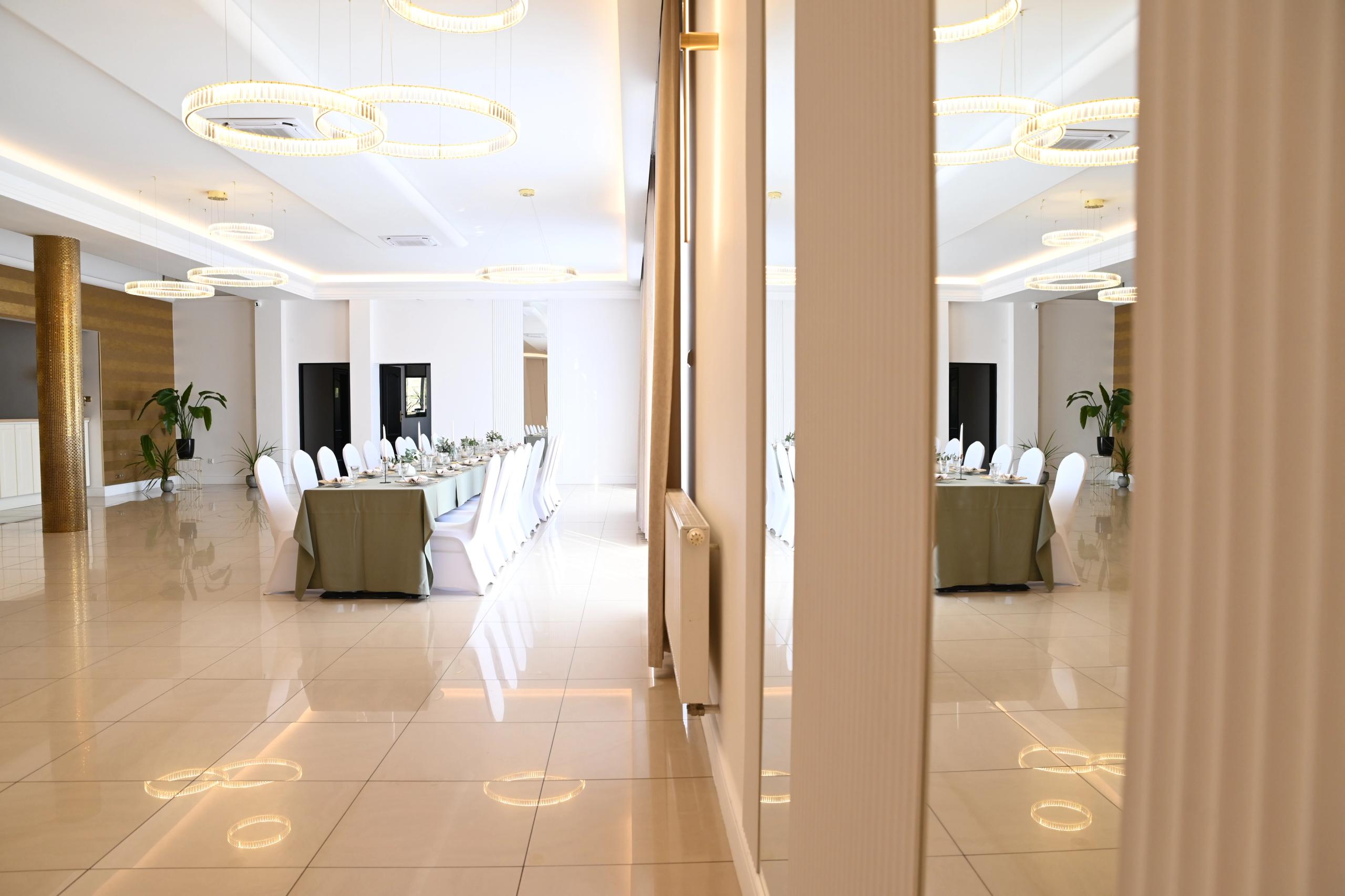 Sala Złota Sezam w Stalowej Woli — elegancka sala na przyjęcia okolicznościowe do 100 gości z okrągłymi żyrandolami