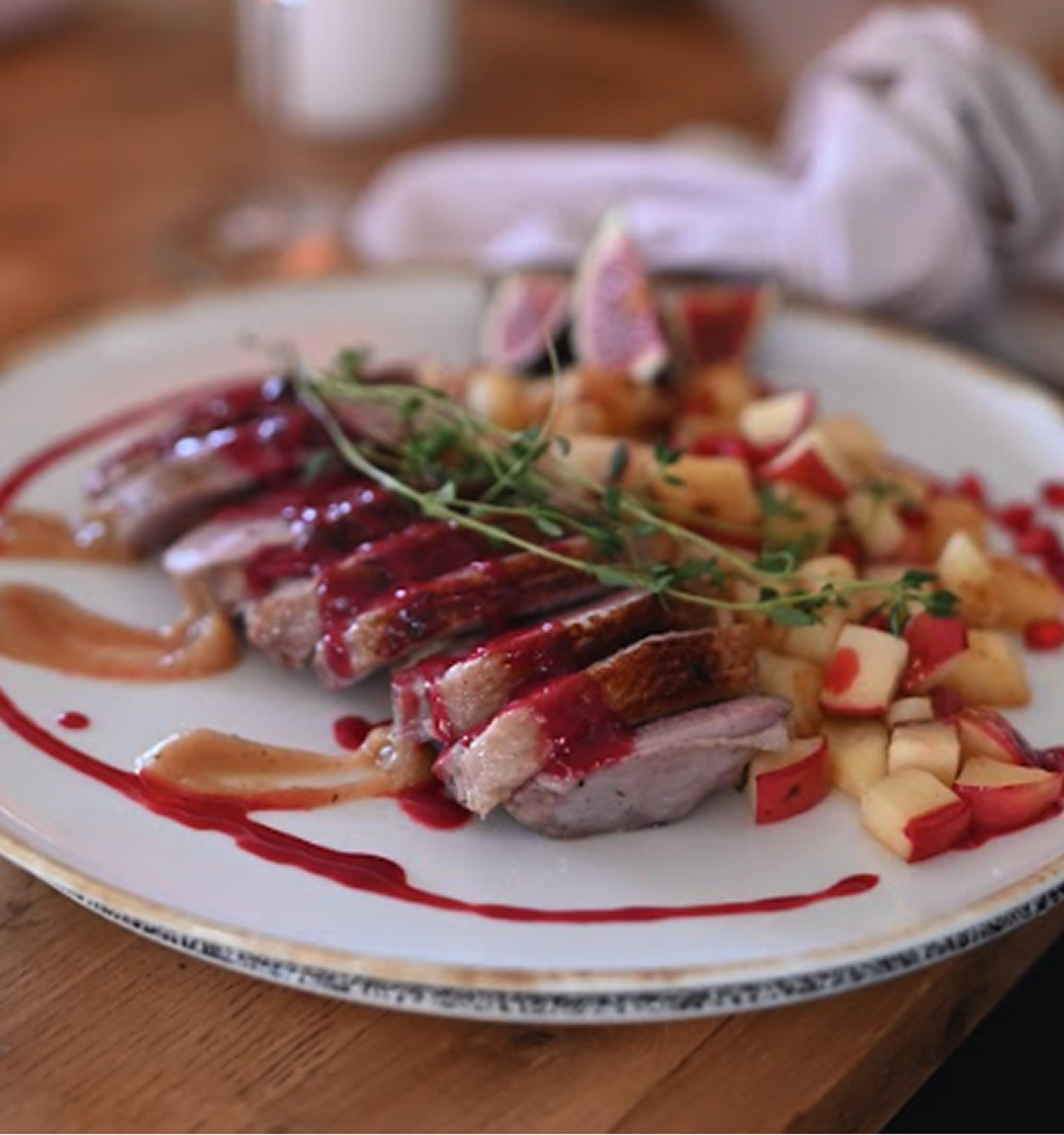 Filet z kaczki z sosem wiśniowym i jabłkami — Restauracja Sezam w Stalowej Woli