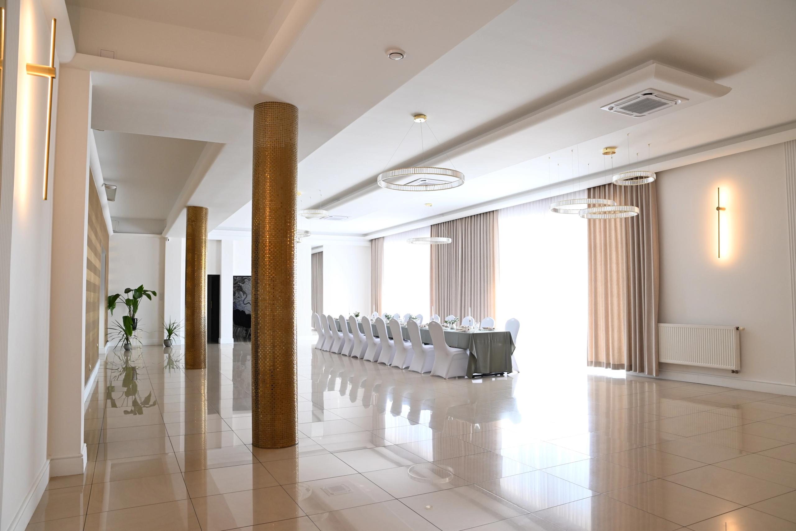 Sala Złota Sezam w Stalowej Woli — elegancka sala na przyjęcia okolicznościowe do 100 gości z okrągłymi żyrandolami