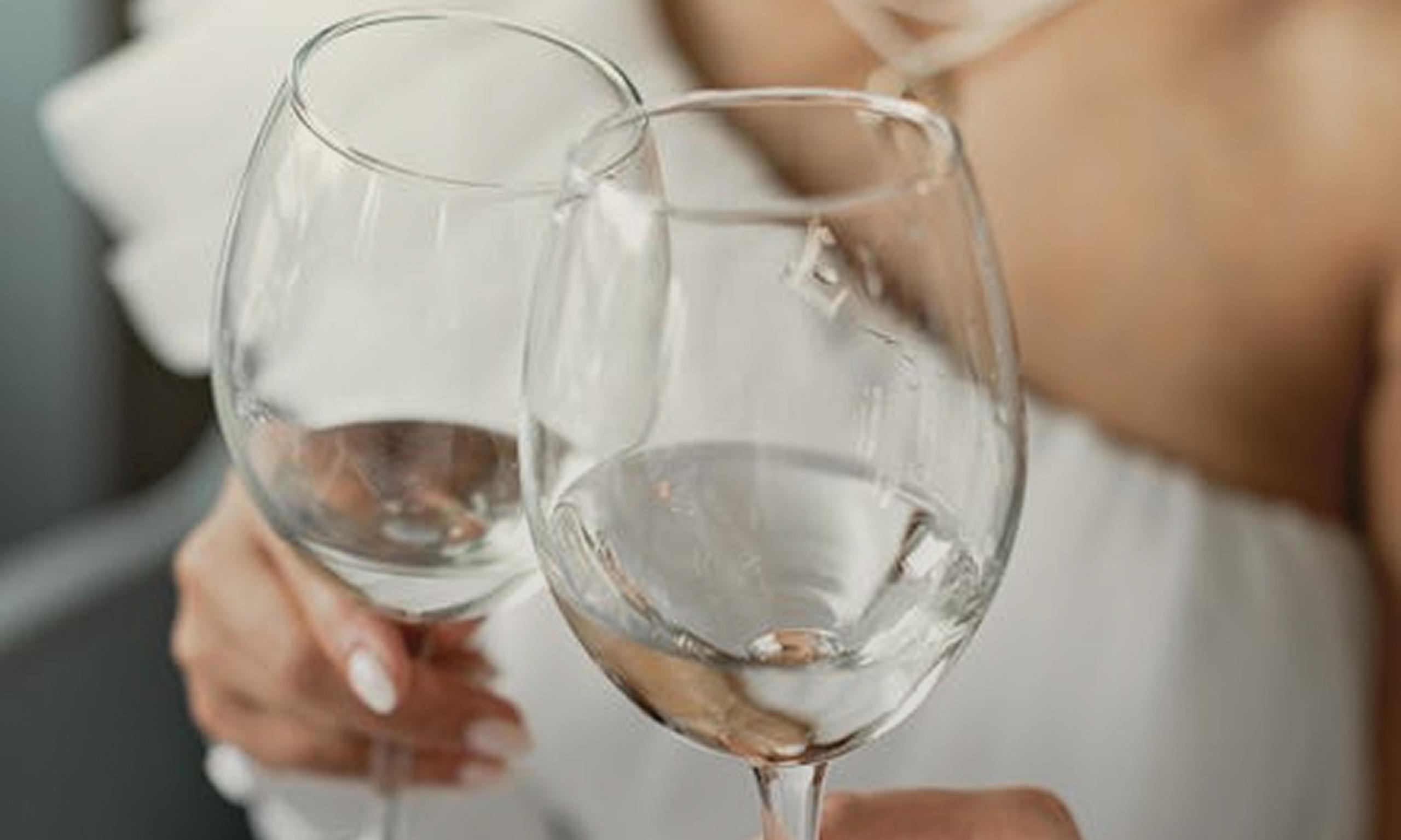 Toast winem na weselu w Sezam — sala weselna w Stalowej Woli