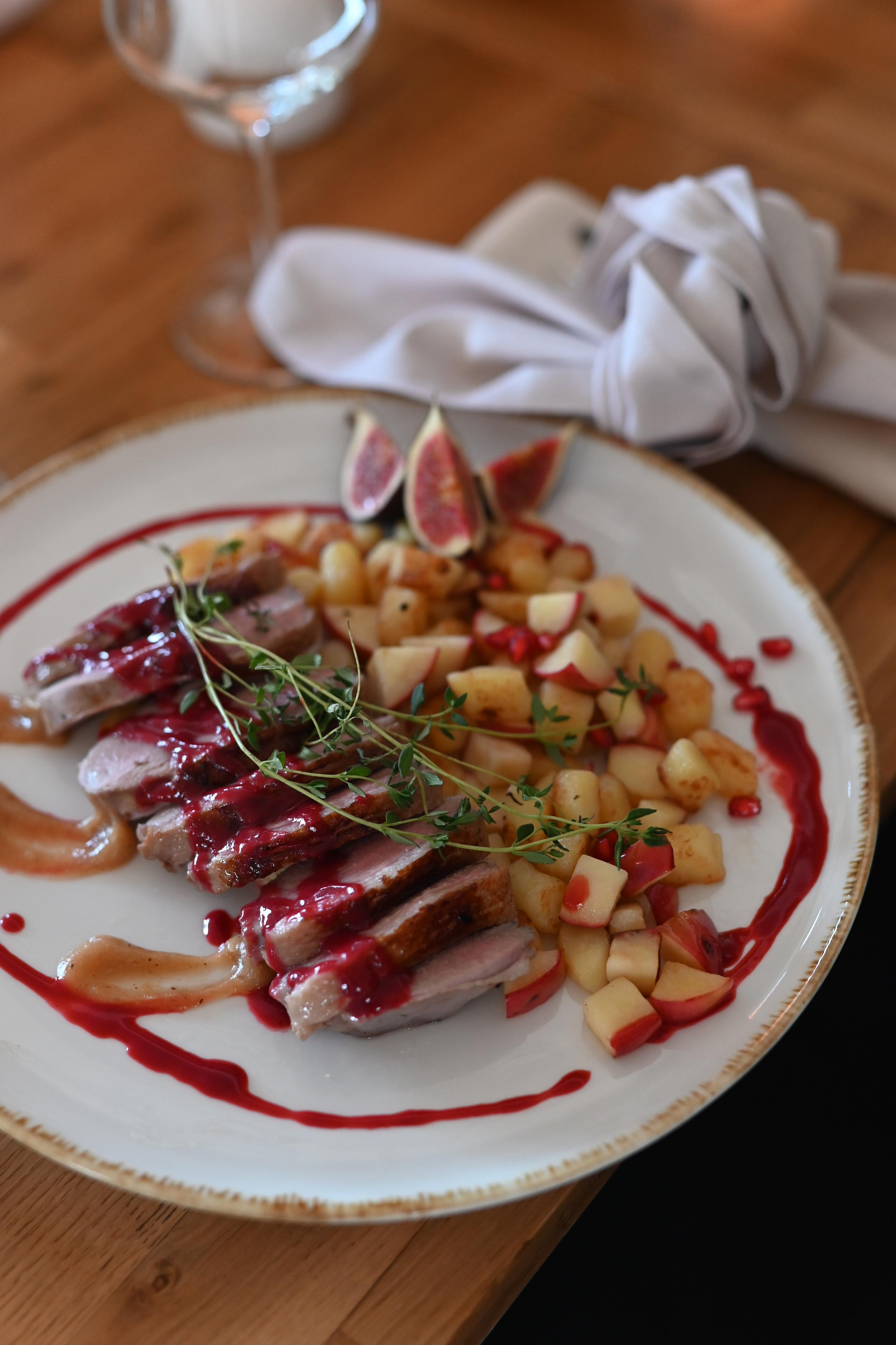 Filet z kaczki z sosem wiśniowym, jabłkami i figami — Restauracja Sezam w Stalowej Woli