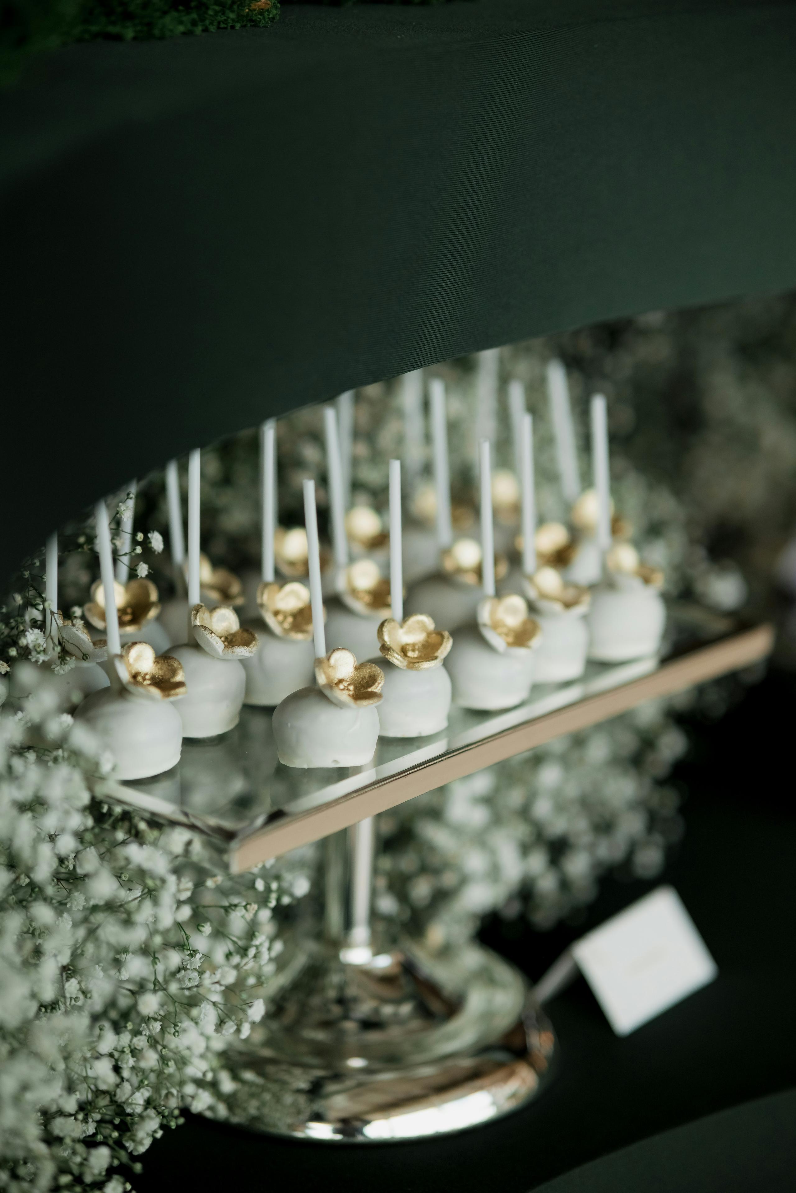  Słodki stół weselny — cake pops w białej czekoladzie ze złotymi kwiatami — wesela i imprezy okolicznościowe Sezam Stalowa Wola