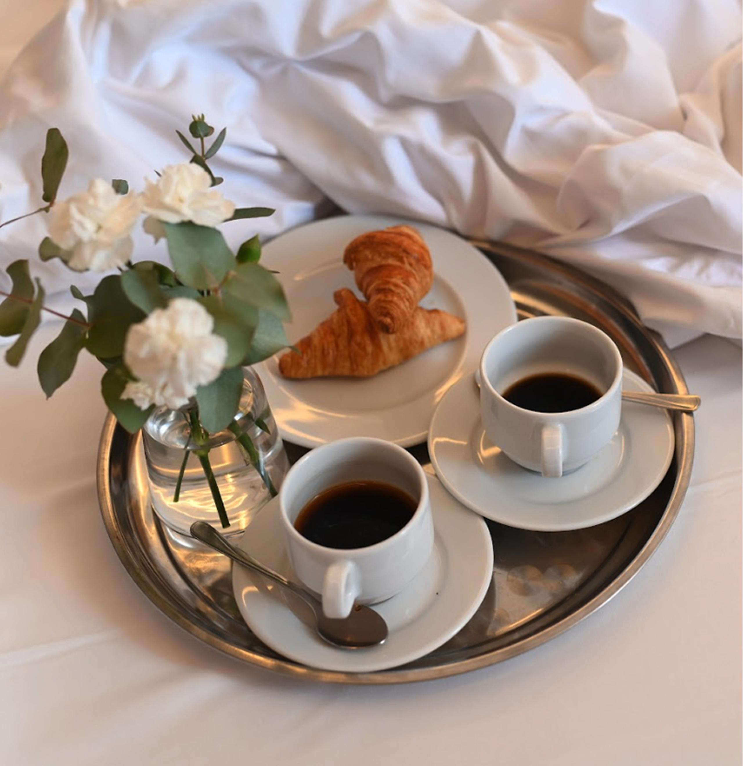 Śniadanie do łóżka w Hotelu Sezam w Stalowej Woli — kawa i croissant podane na tacy