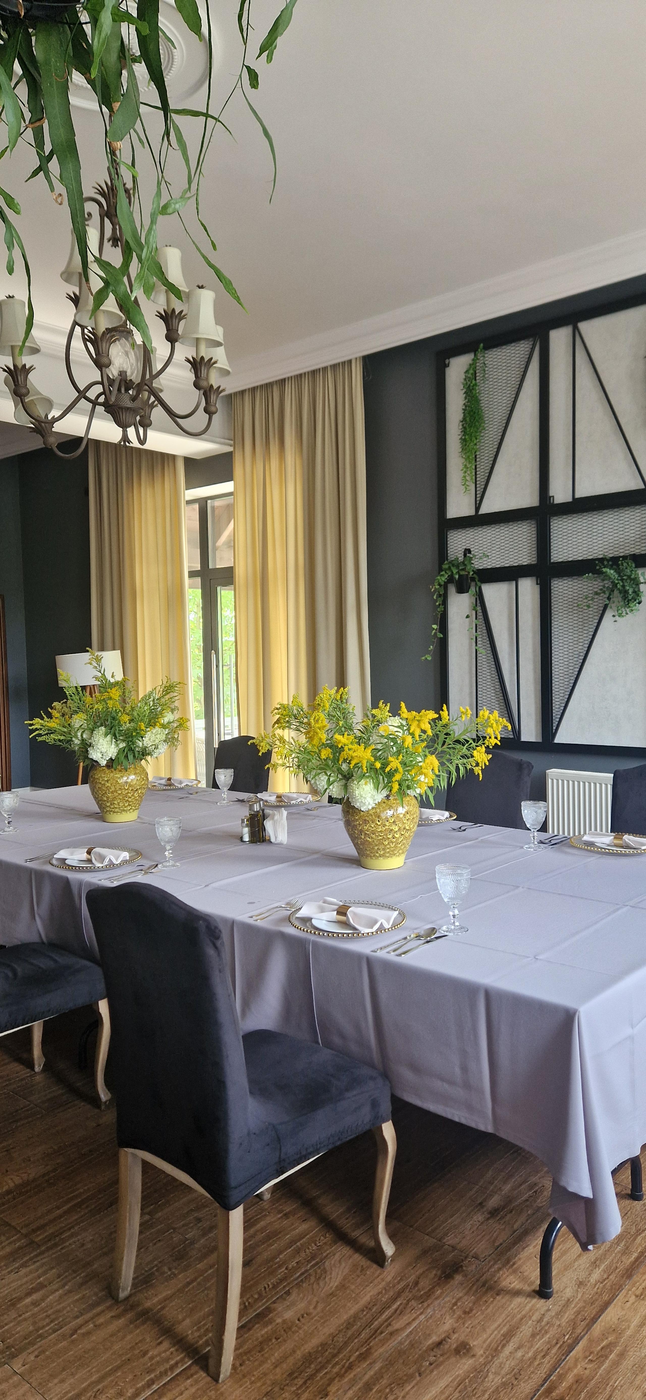 Wydzielona sala restauracyjna Sezam w Stalowej Woli — prywatne przyjęcie do 35 gości przy długim stole