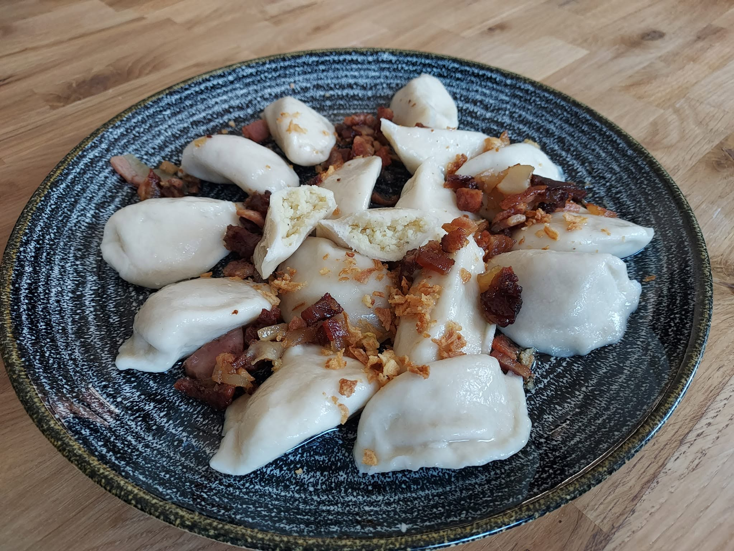 Pierogi ze skwarkami z bistro Sezam