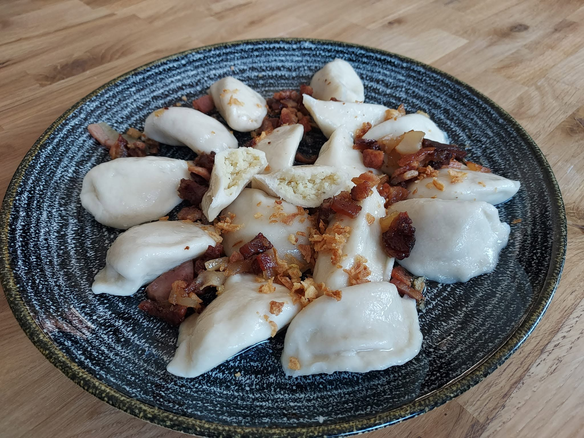 Pierogi ze skwarkami z bistro Sezam