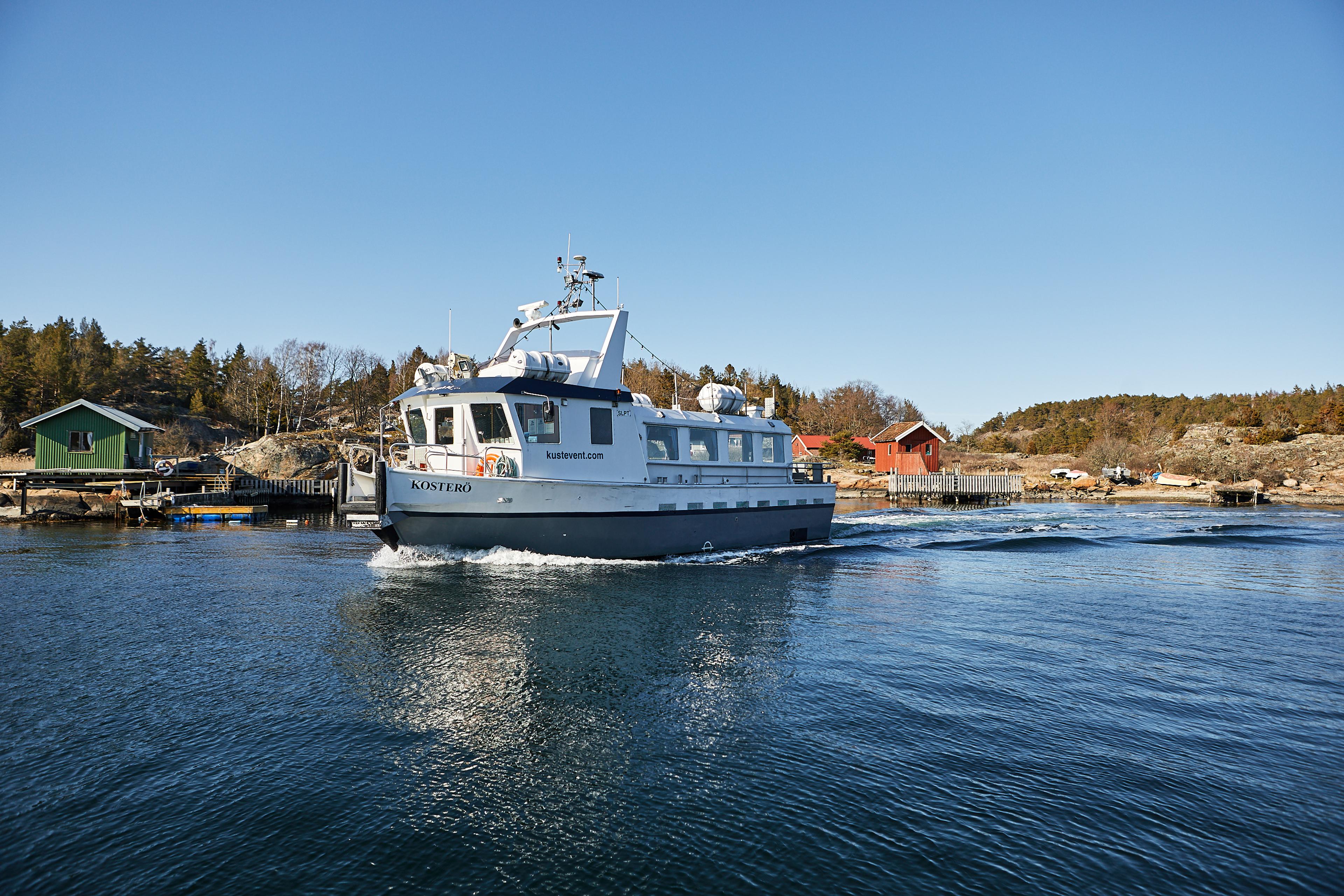Bild på båt som tar skolklasser till Naturum och Koster för marinbiologi under klassresa.