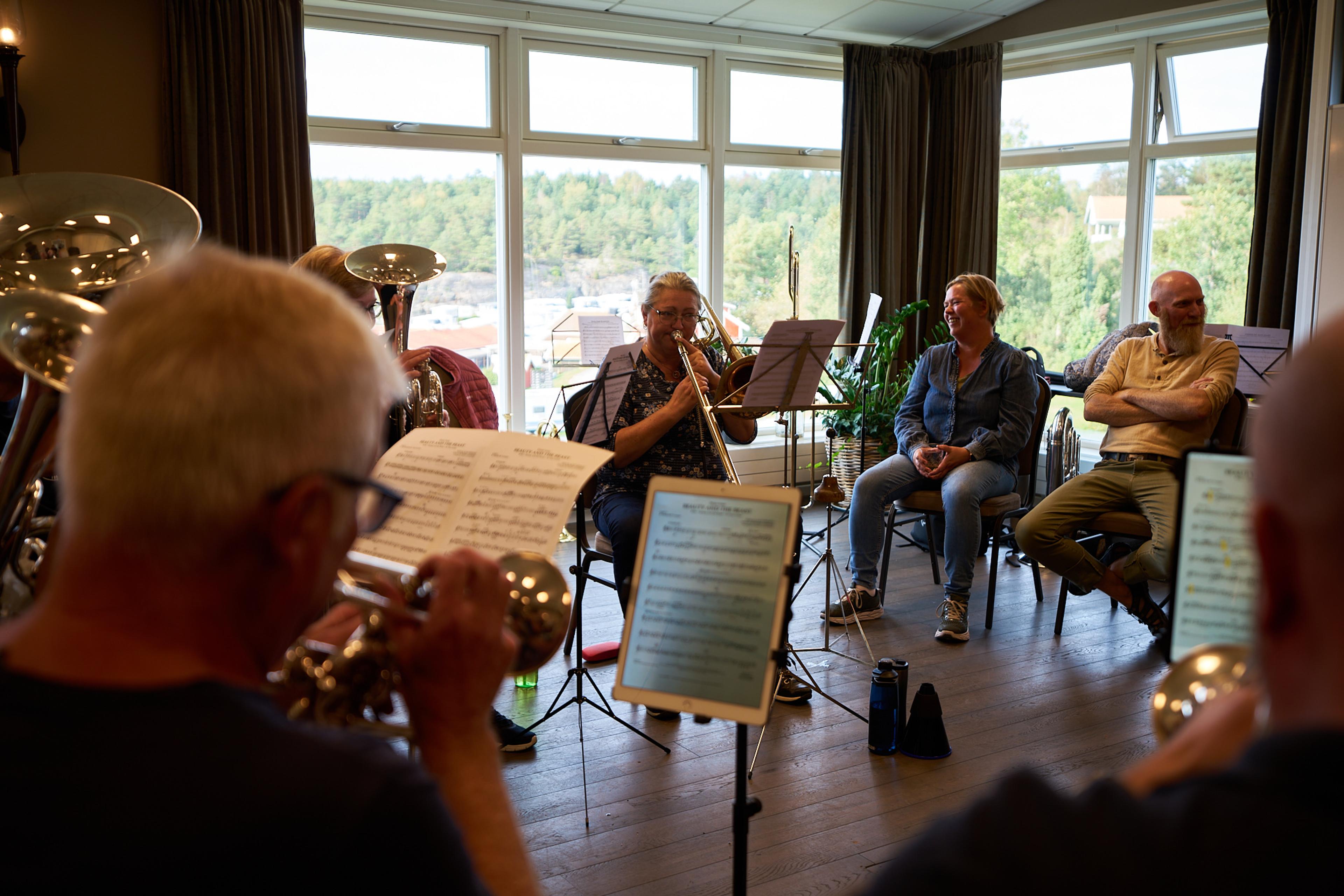 Grupp med Korps som spelar musik i ett konferensrum på Daftö Resort i Strömstad