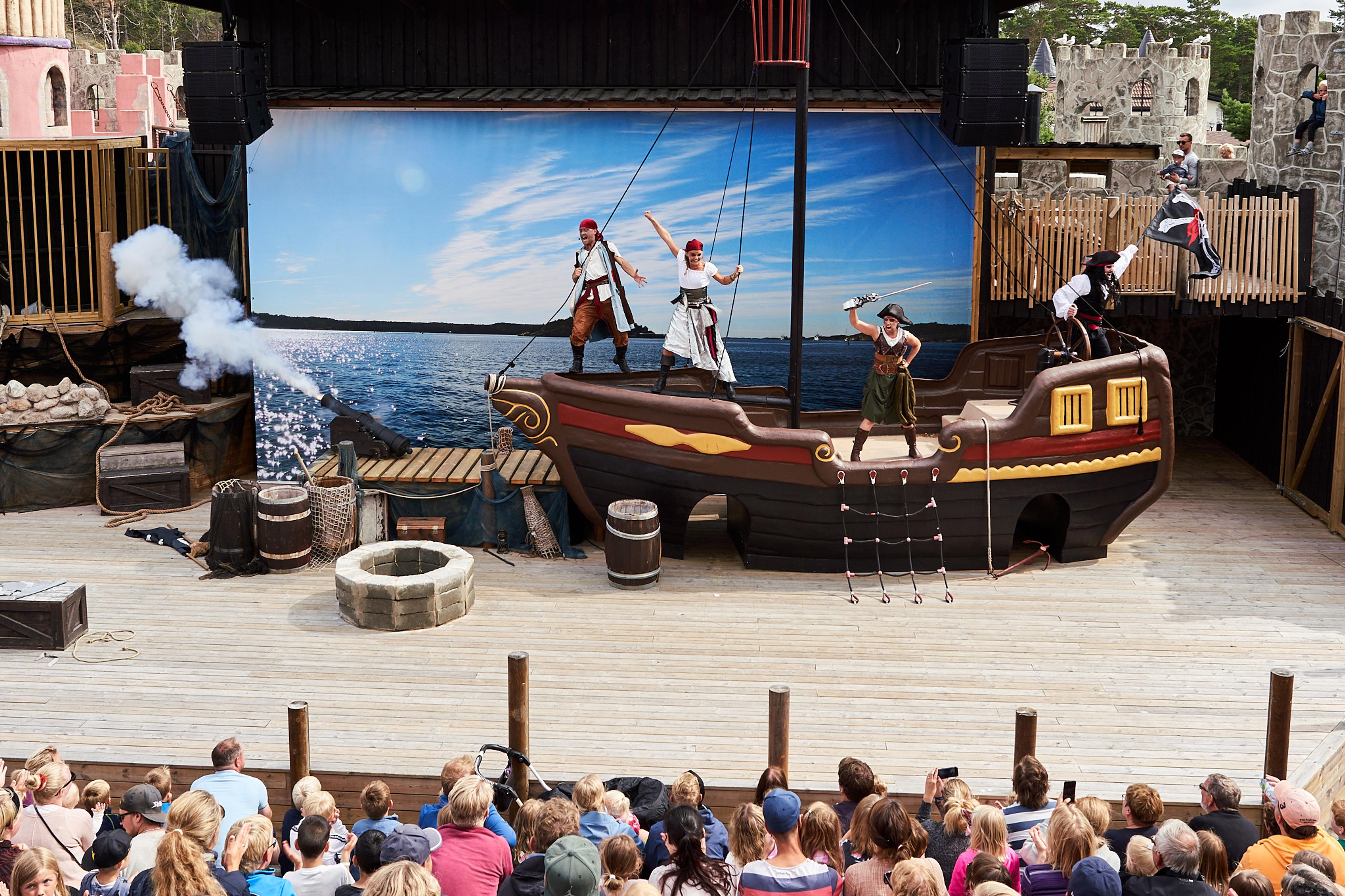 Bilde fra Stora Scenen hvor Piratteateret på Daftöland spilles hver dag i løpet av sommeren 