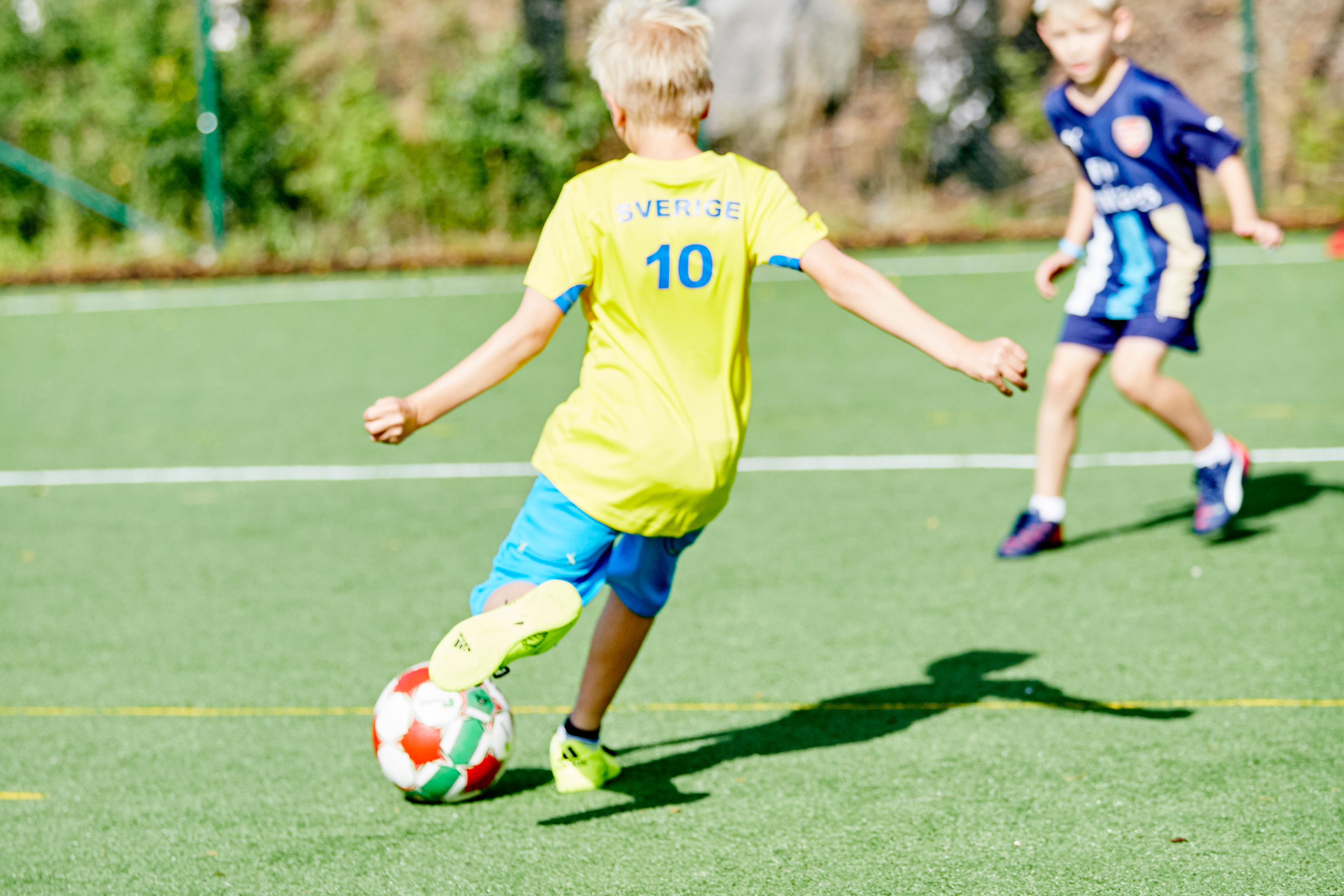 Pojkar spalar fotboll på aktivitetsplanen under träningsläger på Daftö Resort i Strömstad.