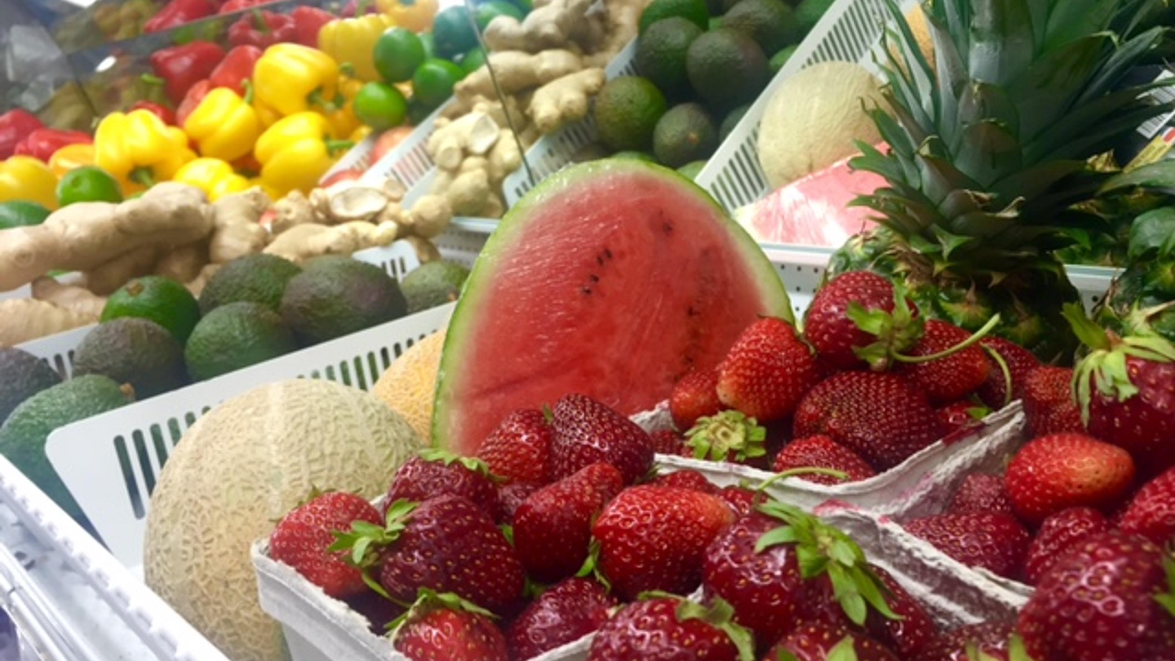 Bild på frukt som säljs i butiken, bl.a. vattenmelon, jordgubbar.