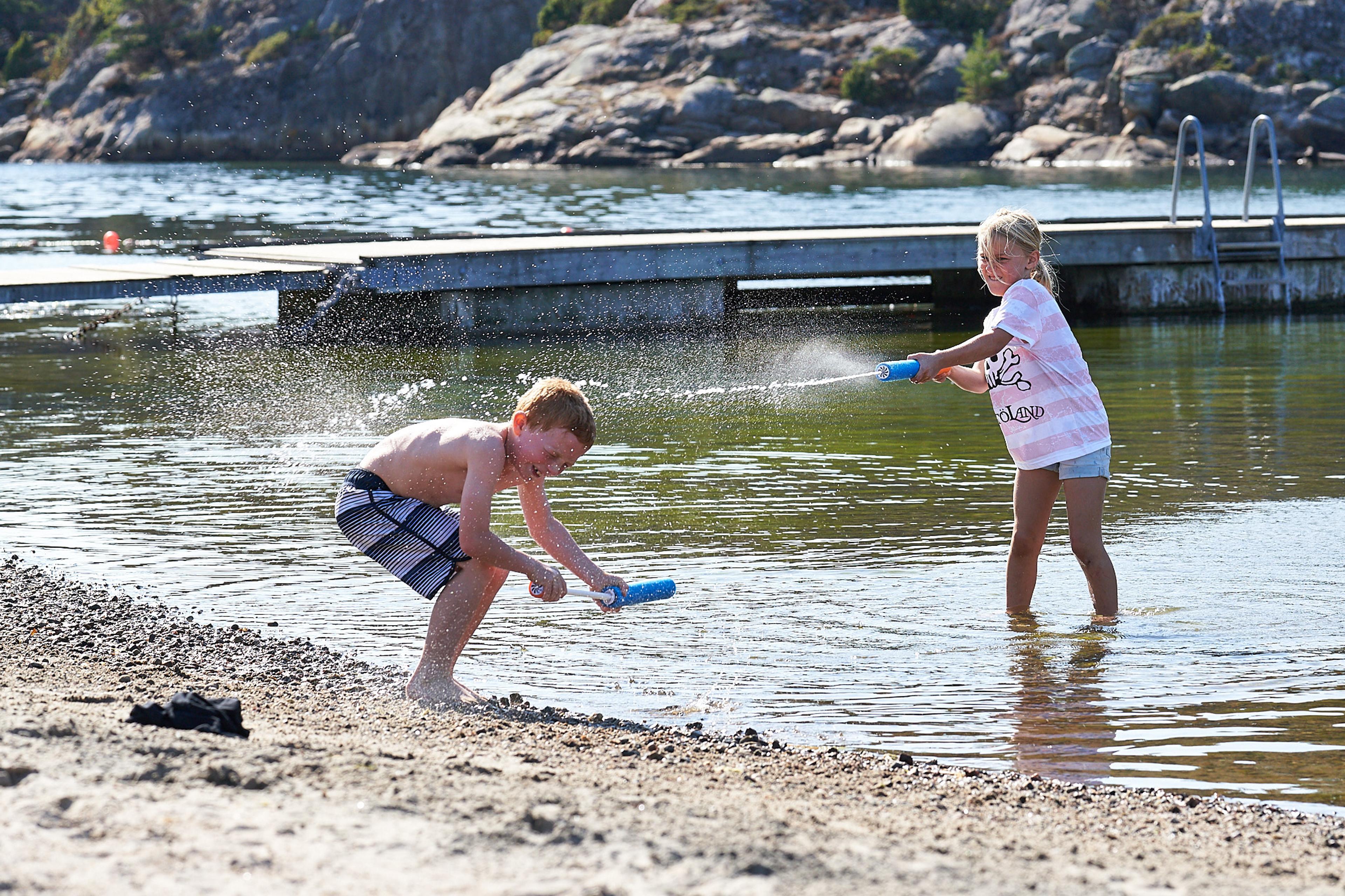 Barn som leker vid strandkanten på Daftö